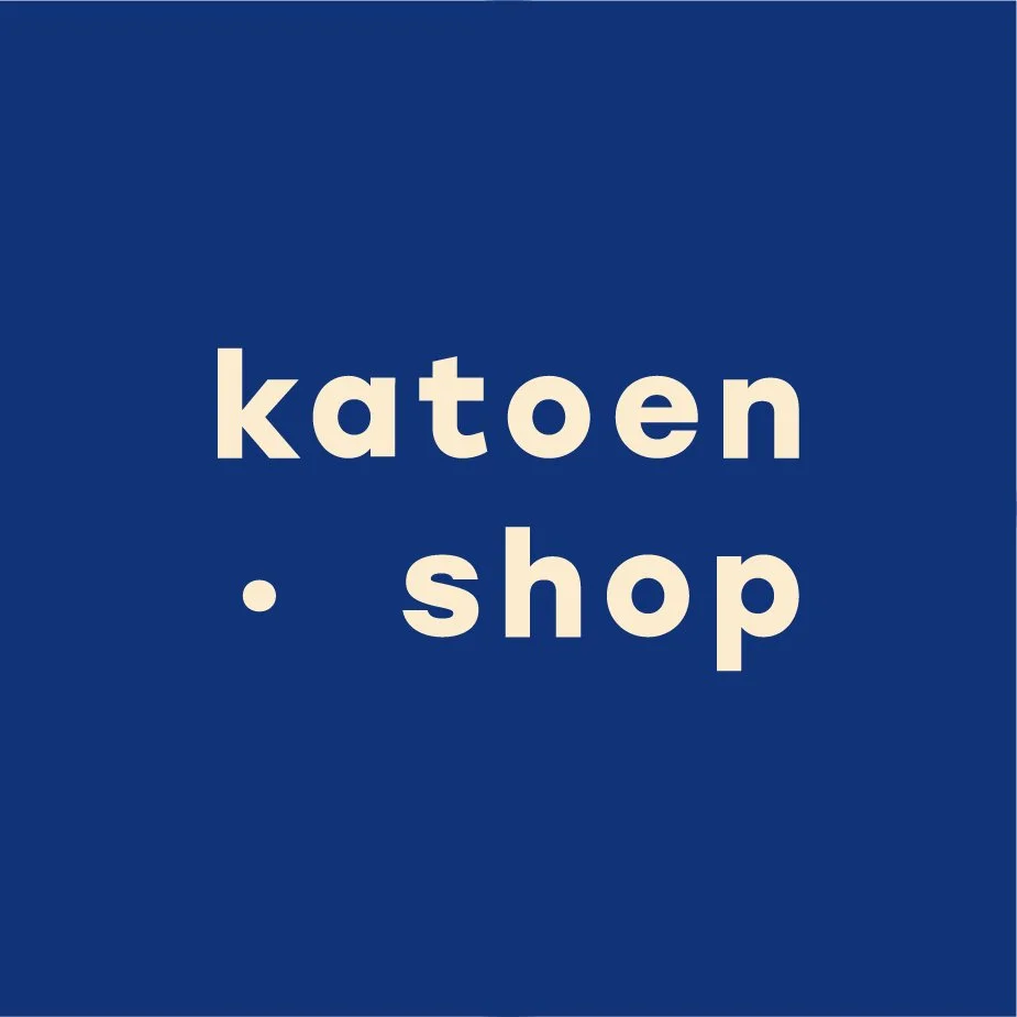 Blauw vierkant logo met witte tekst 'katoen shop'