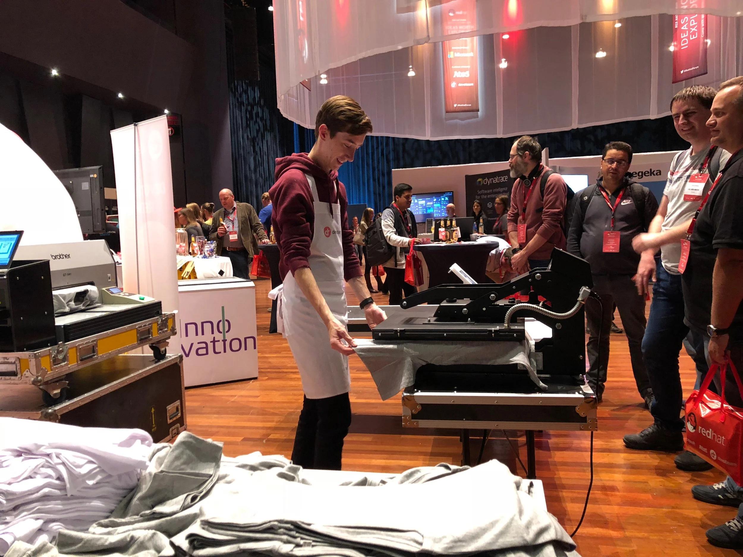 Een medewerker verzorgt live textielbedrukking op een bedrijfsfeest; wij bieden mobiele printoplossingen voor evenementen, beurzen en merkactivaties in Utrecht.