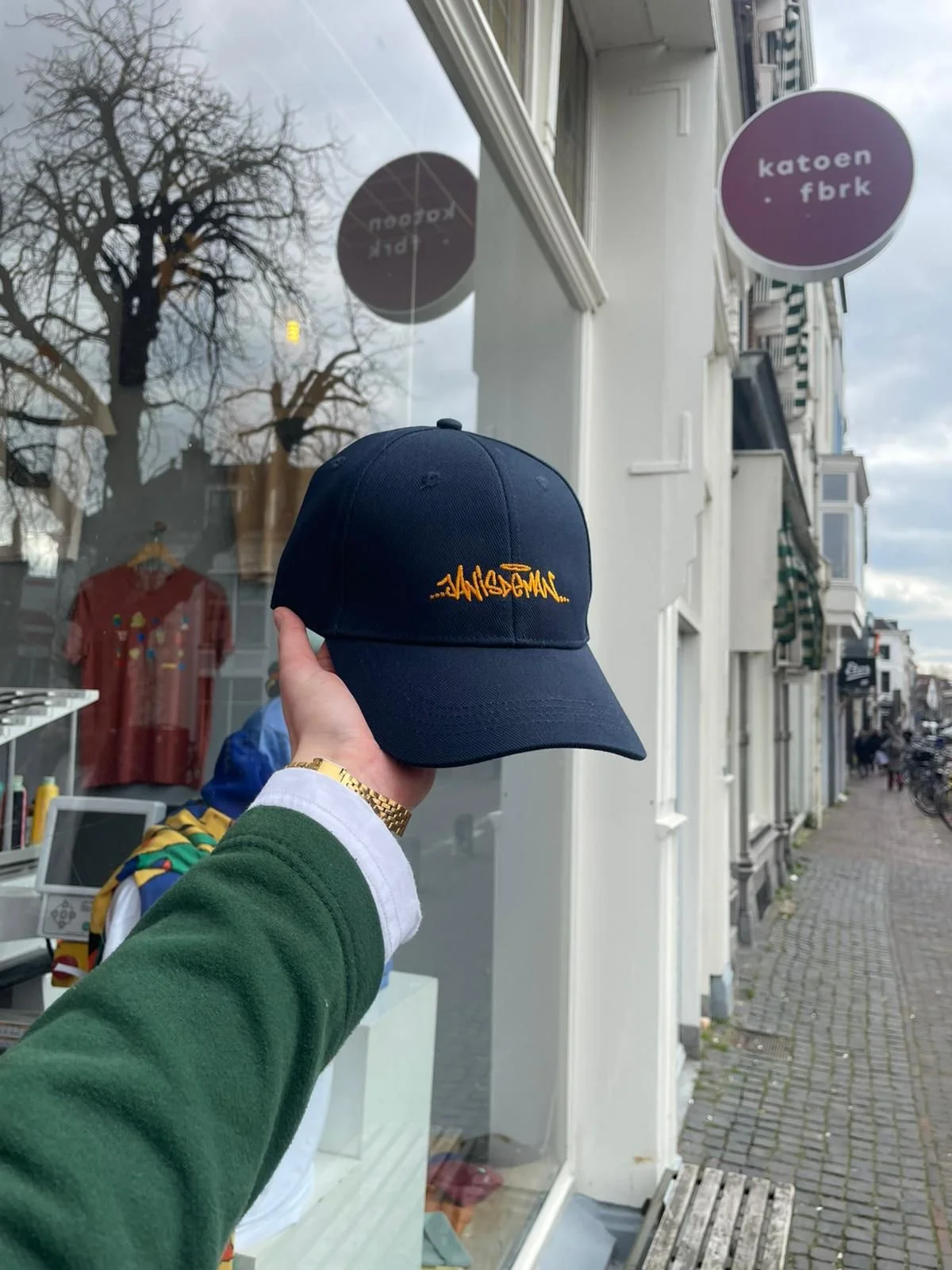 Een kwalitatieve pet voorzien van borduurwerk, gefotografeerd voor onze studio in Utrecht; ideaal voor luxe en duurzame bedrijfskleding.