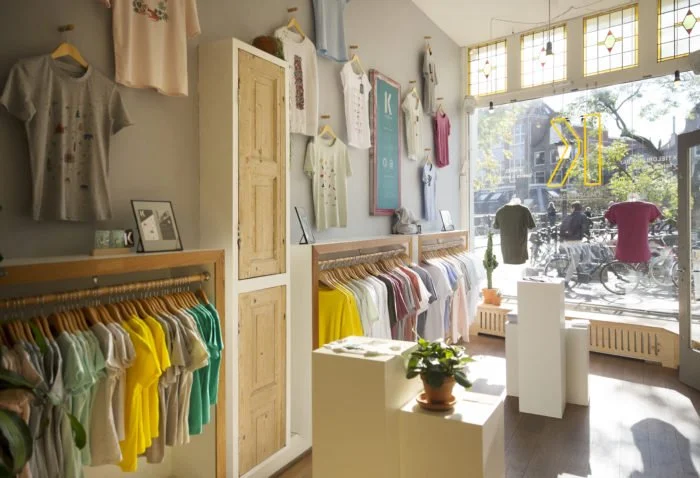 De winkel en showroom van Katoenfabriek in Utrecht, waar klanten onze textielcollectie fysiek kunnen bekijken en passen.