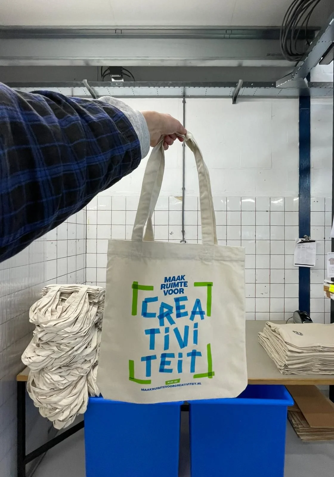 Een katoenen tas met zeefdruk in onze drukkerij in Utrecht, toonbeeld van onze duurzame en slijtvaste productiemethode voor grotere oplages.