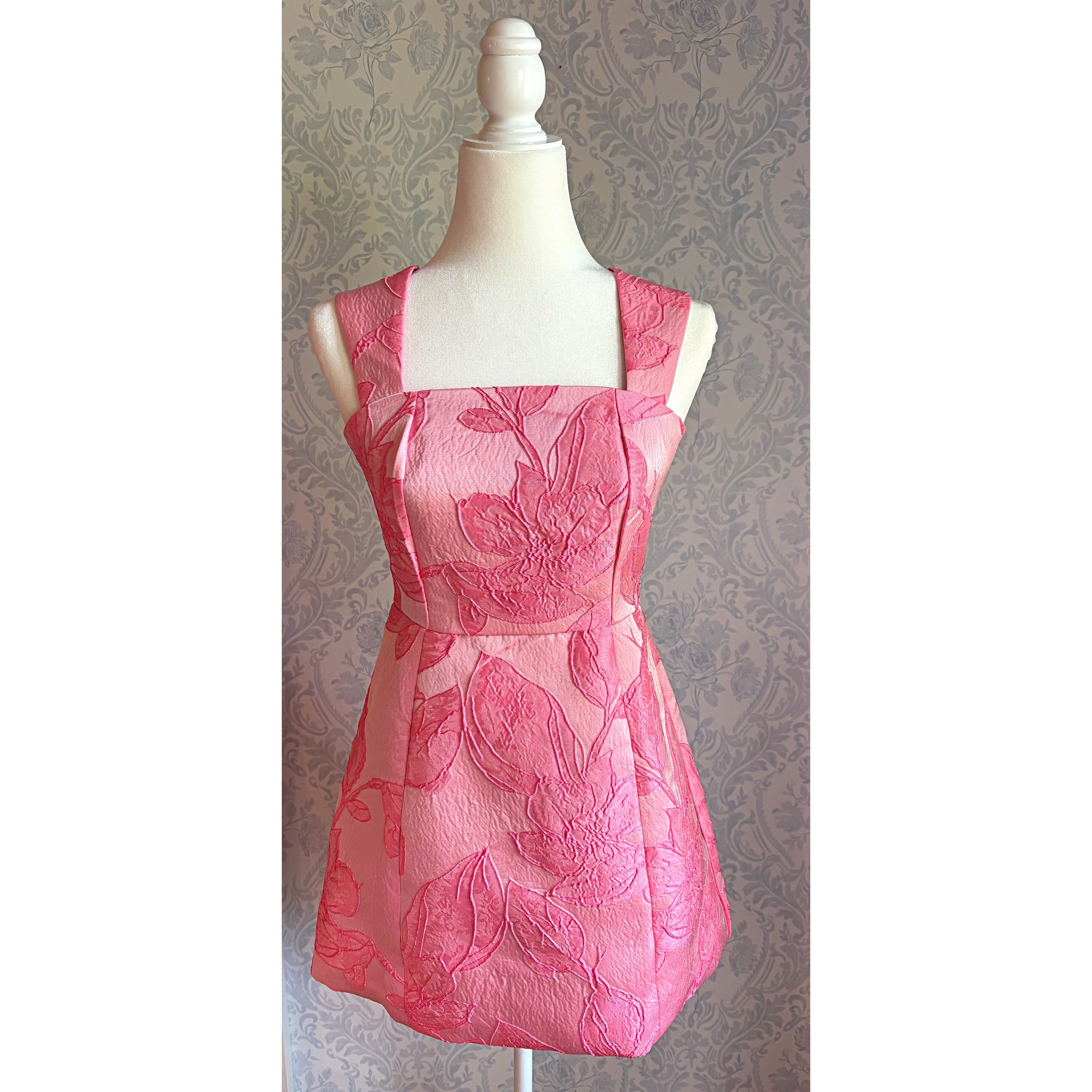 ✨Our beautiful Rosalie dress is on sale now!👗
Med and Large available 🛍️🛍️
✨Shop online with us!✨