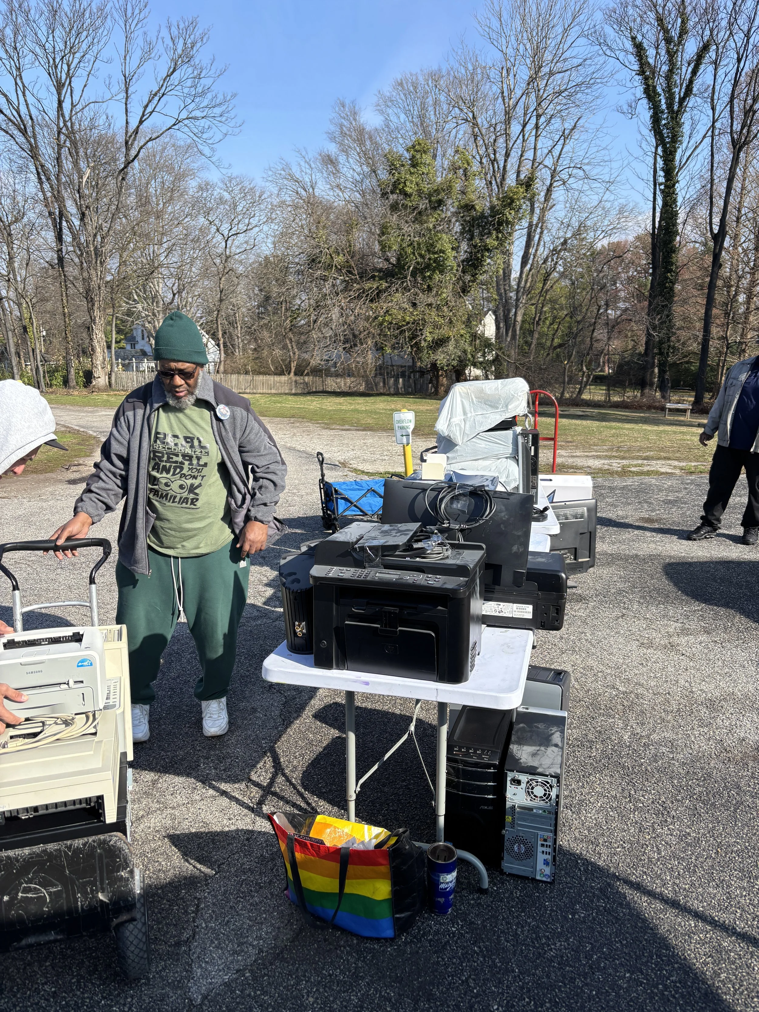 Volunteers help recycle old tech