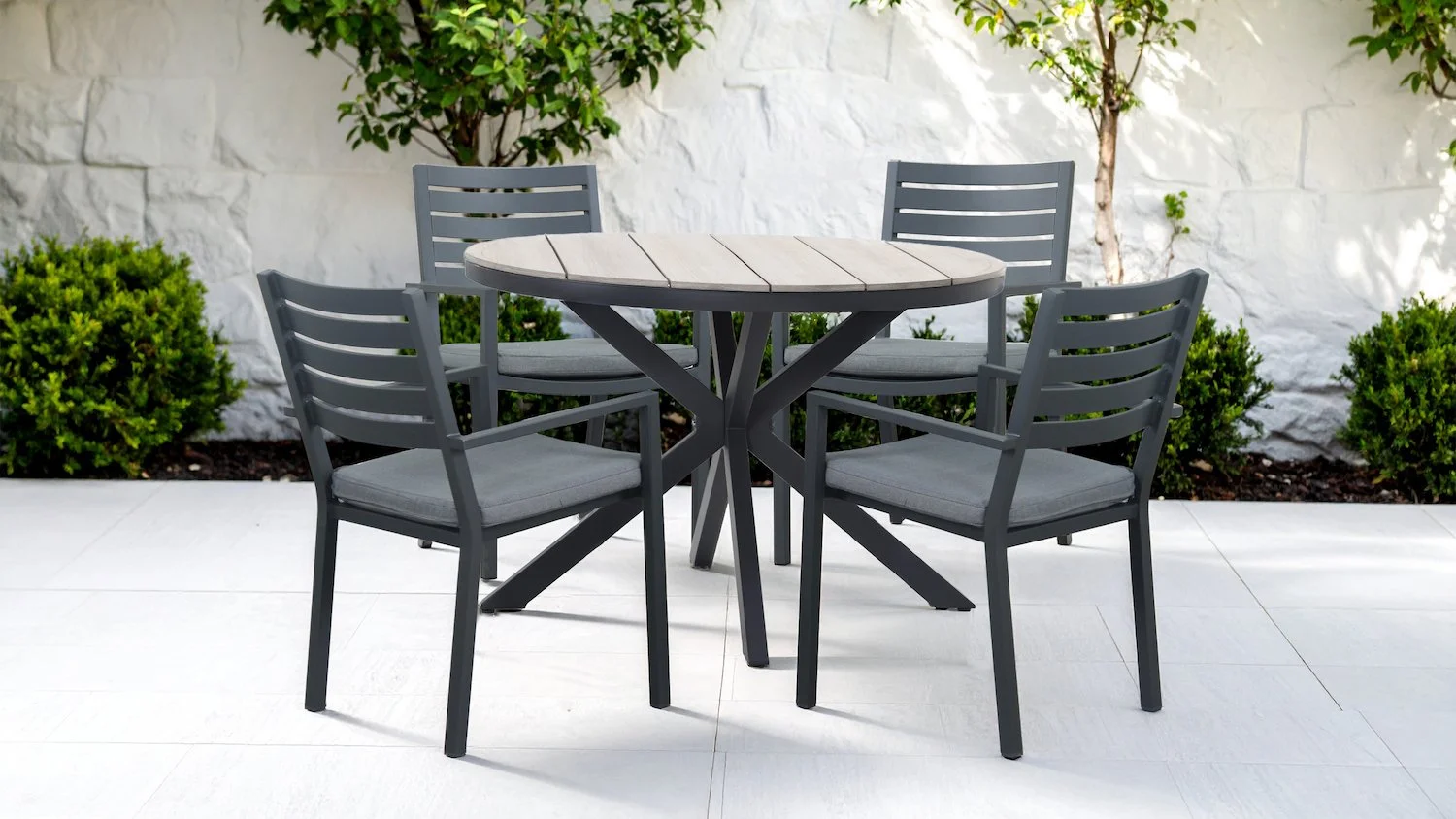 Skellig Round Dining Set