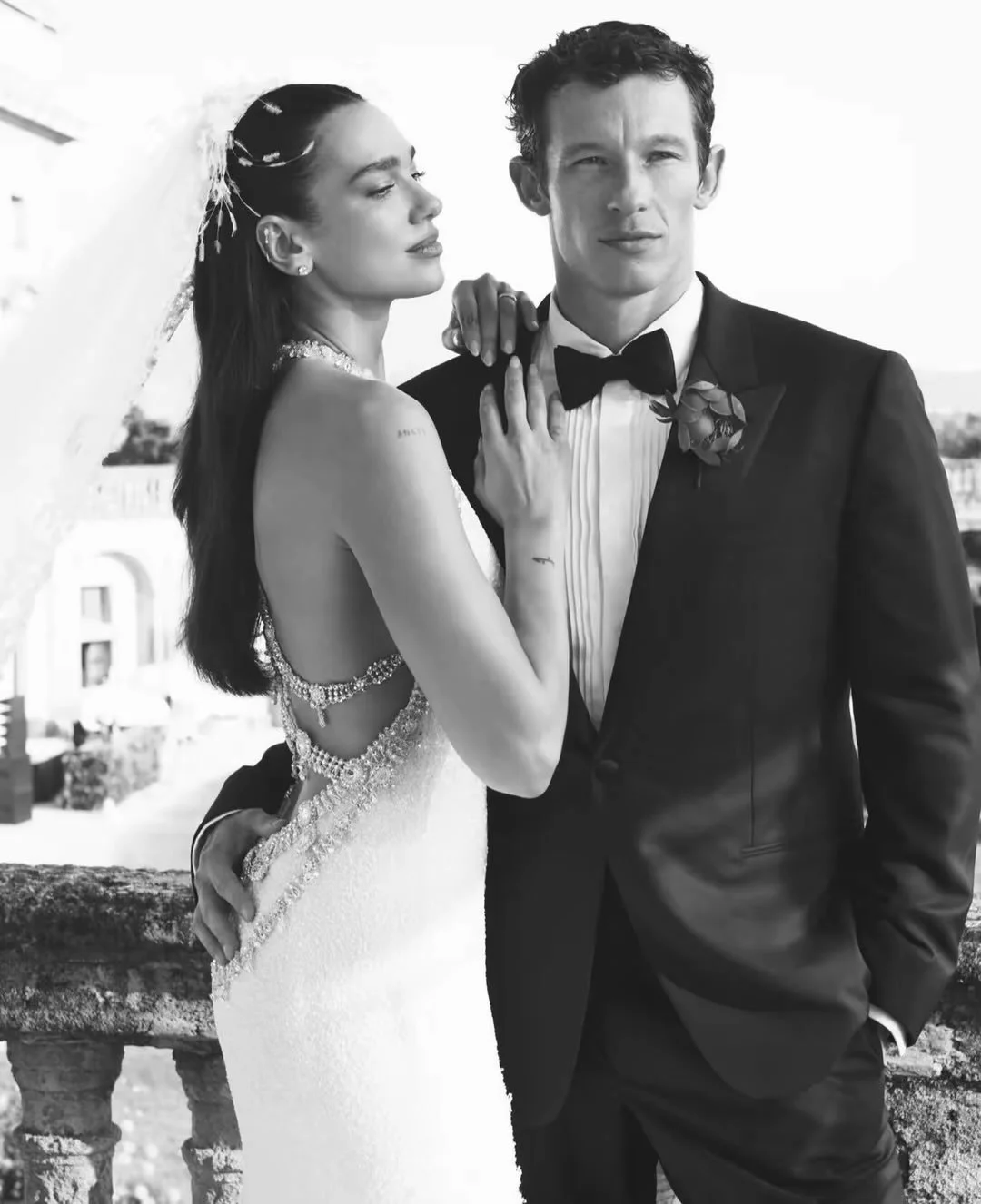 The stunning @dualipa and Callum Turner&rsquo;s main wedding celebration in Palermo, Sicily:  @chanelofficial Haute Couture wedding dress, embellished with beads and feathers, and complete with a two-meter train. Callum wearing custom @louisvuitton⚡️
