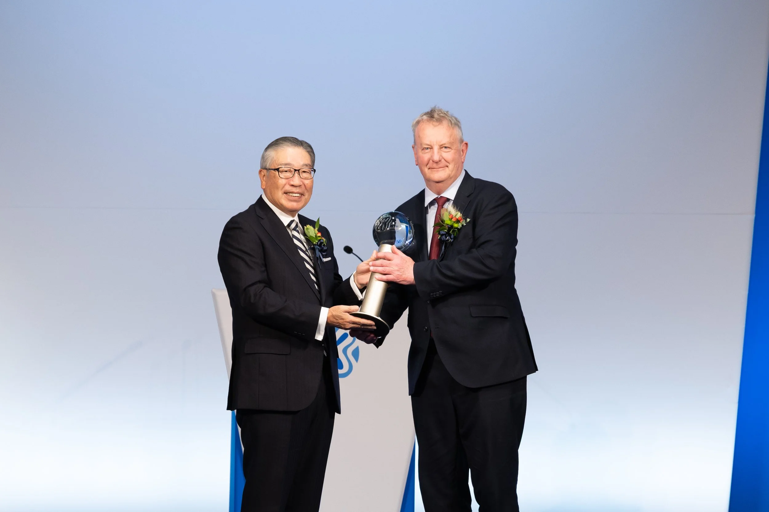 Blue Planet Prize Dr. Leggett receiving prize from Chairman Shimamura