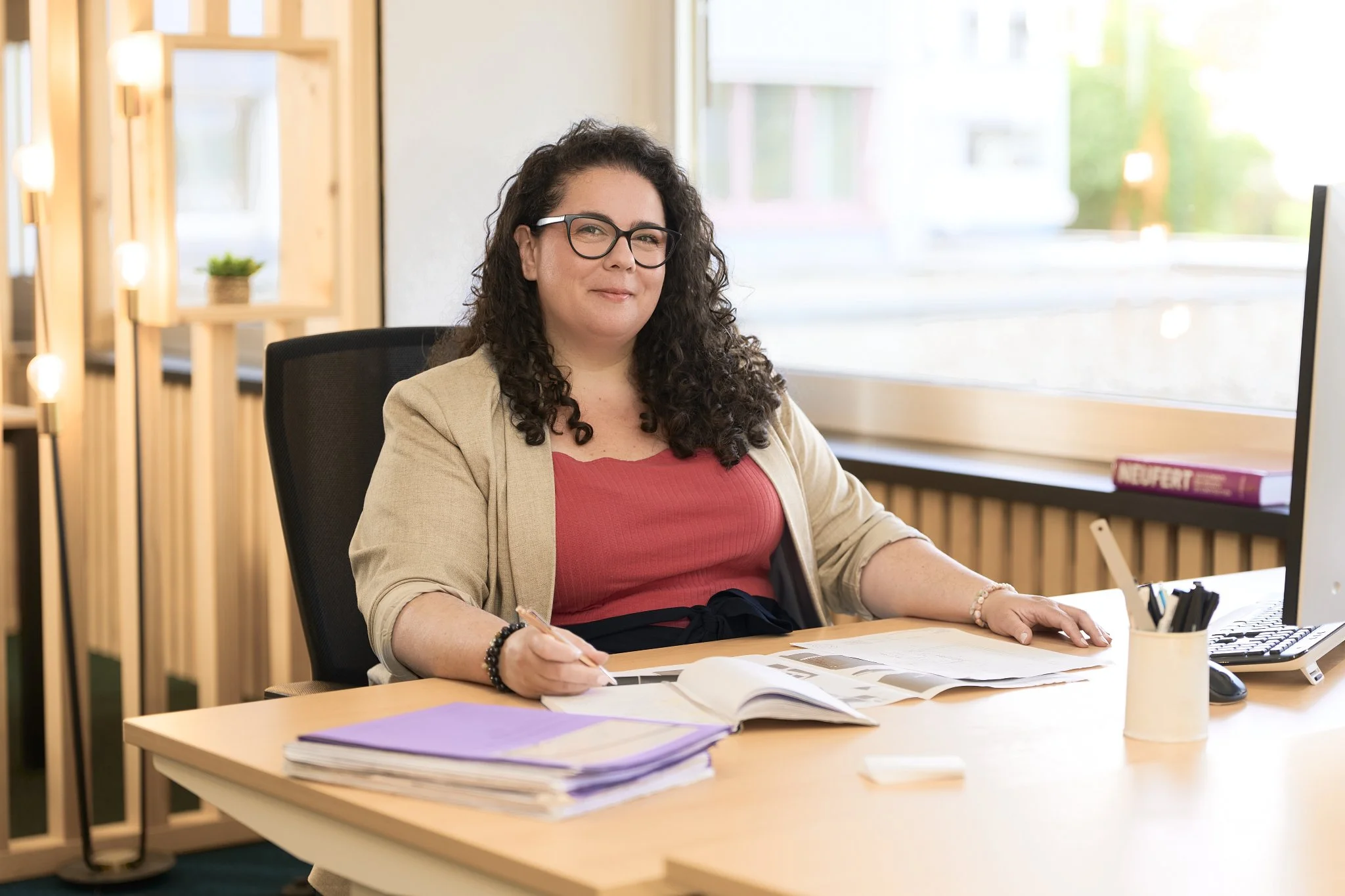 Caroline Preti, architecte d’intérieur à Genève, à son bureau.