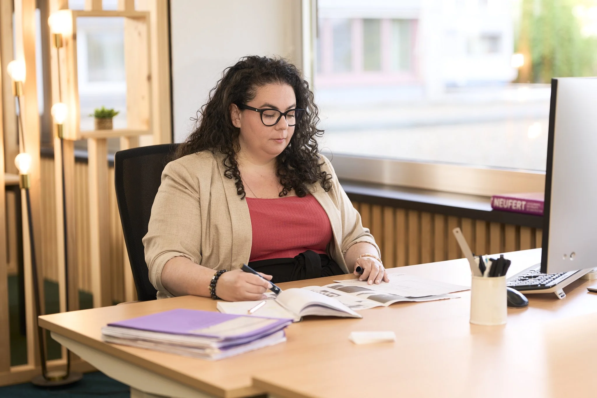 Caroline Preti, architecte d’intérieur à Genève, travaillant à son bureau.
