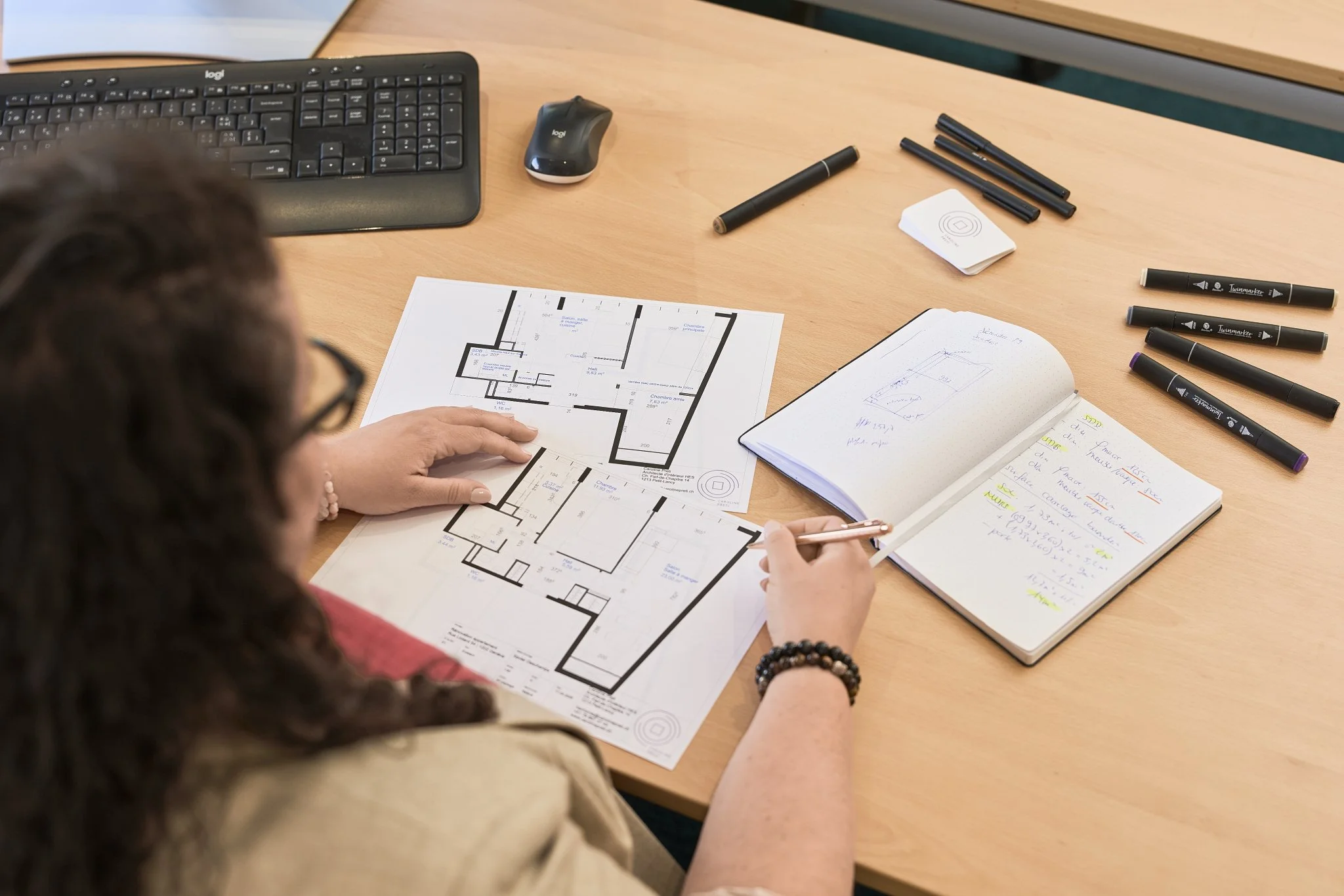 Caroline Preti travaillant sur des plans d’architecture intérieure.