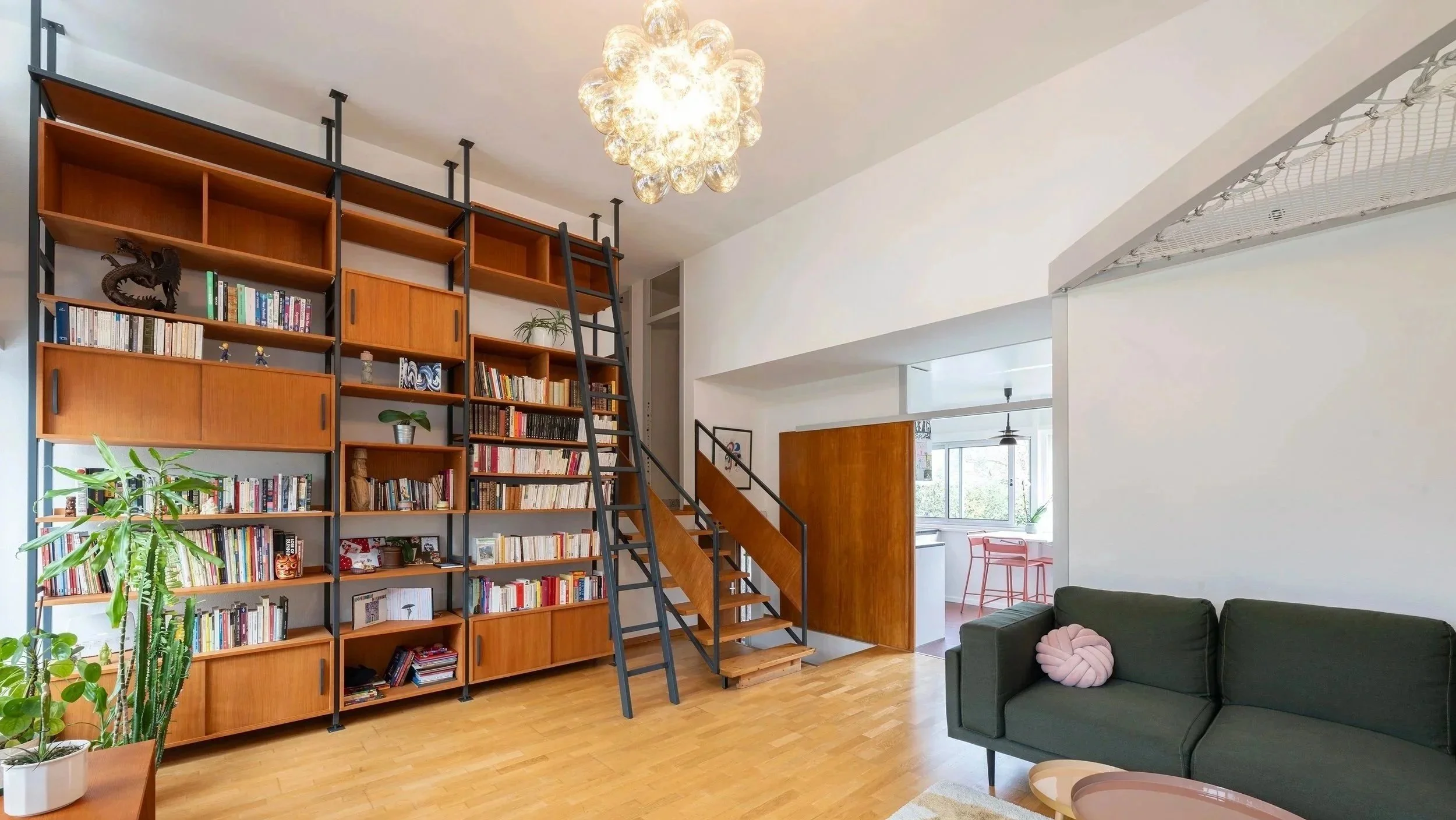 Salon rénové d’une maison des années 60 au Grand-Saconnex avec bibliothèque sur mesure.