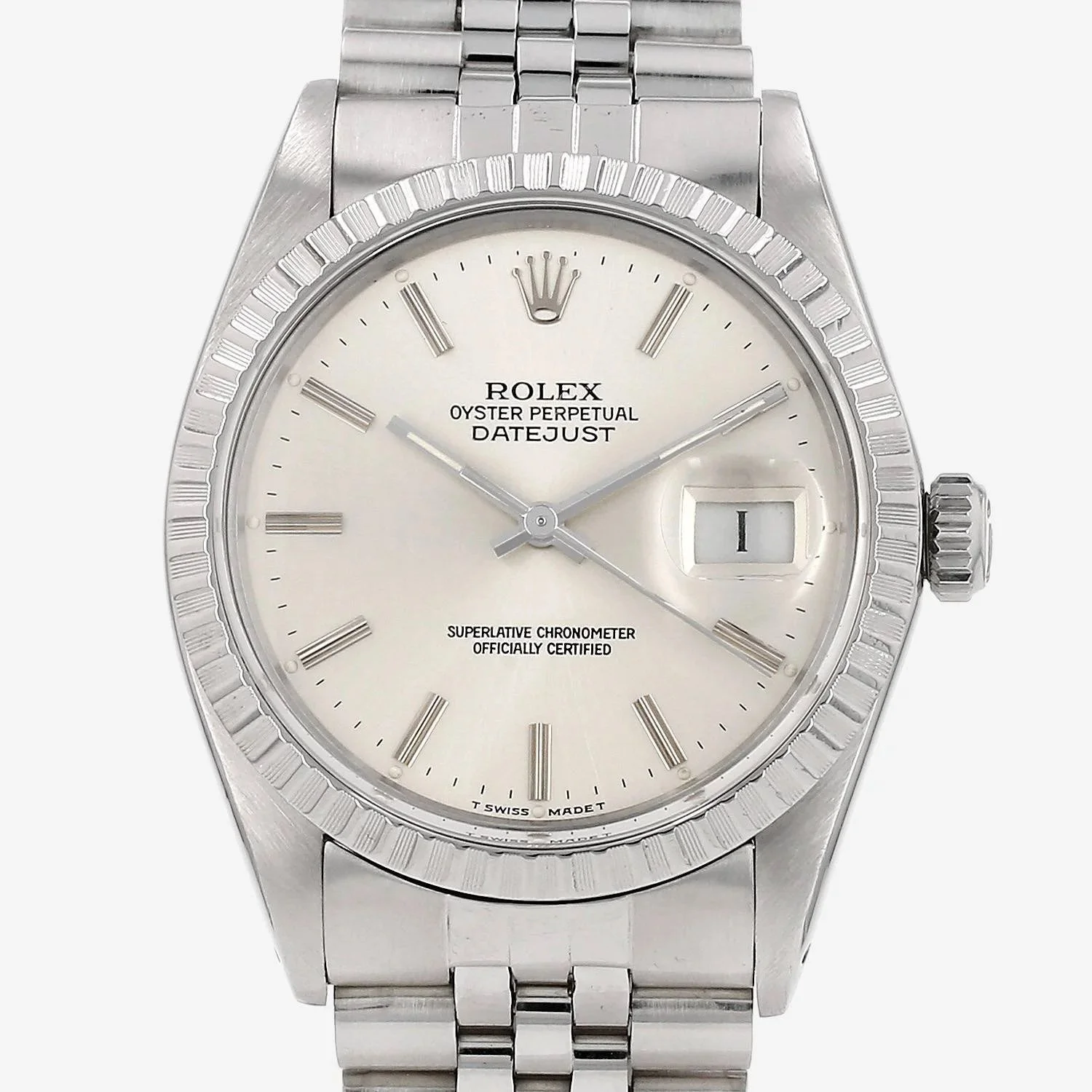 Montre Rolex en acier avec cadran blanc, index dorés, date à 3 heures, bracelet en métal, lunette cannelée.