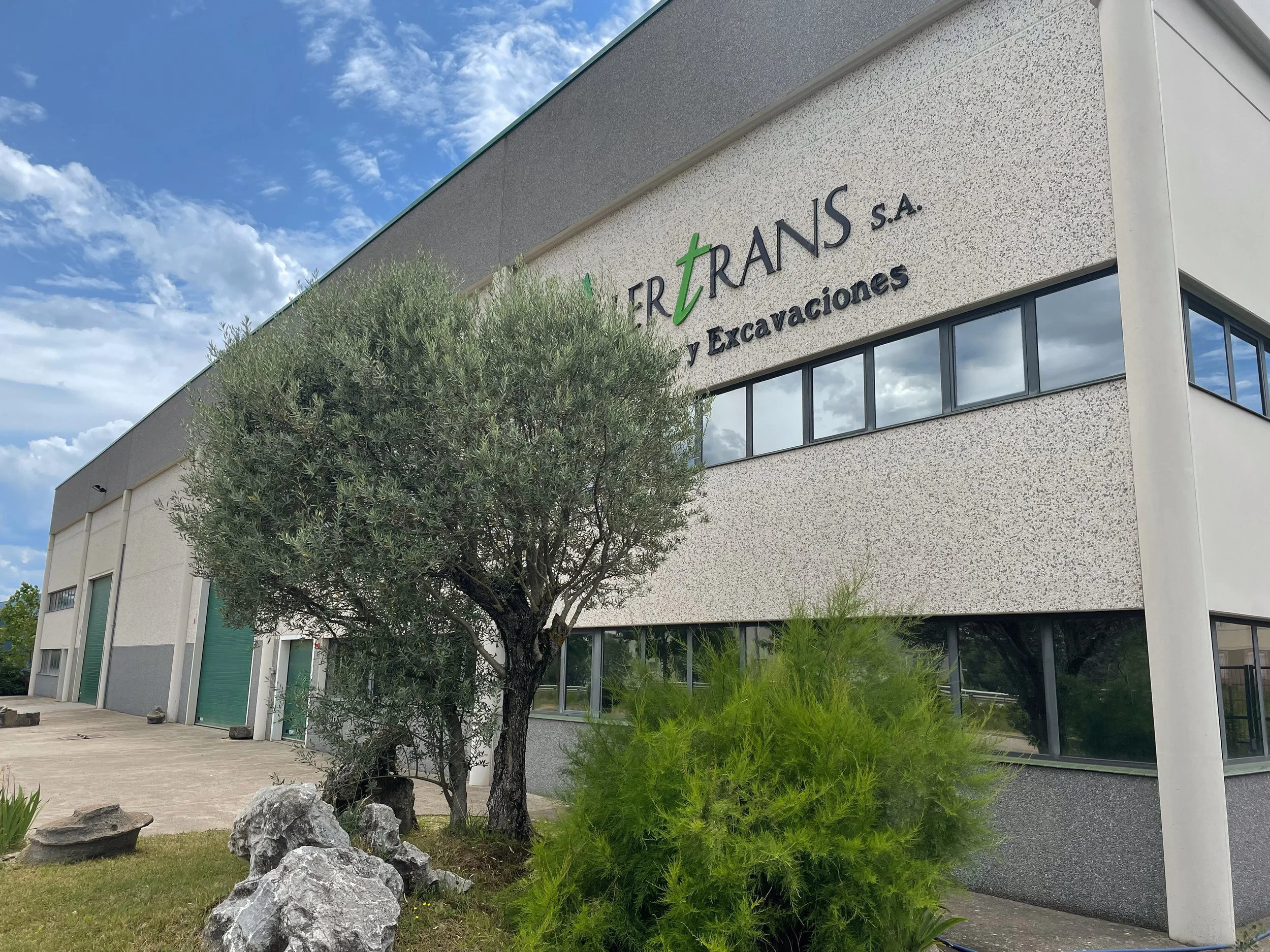 Nave y oficinas de Alertrans.