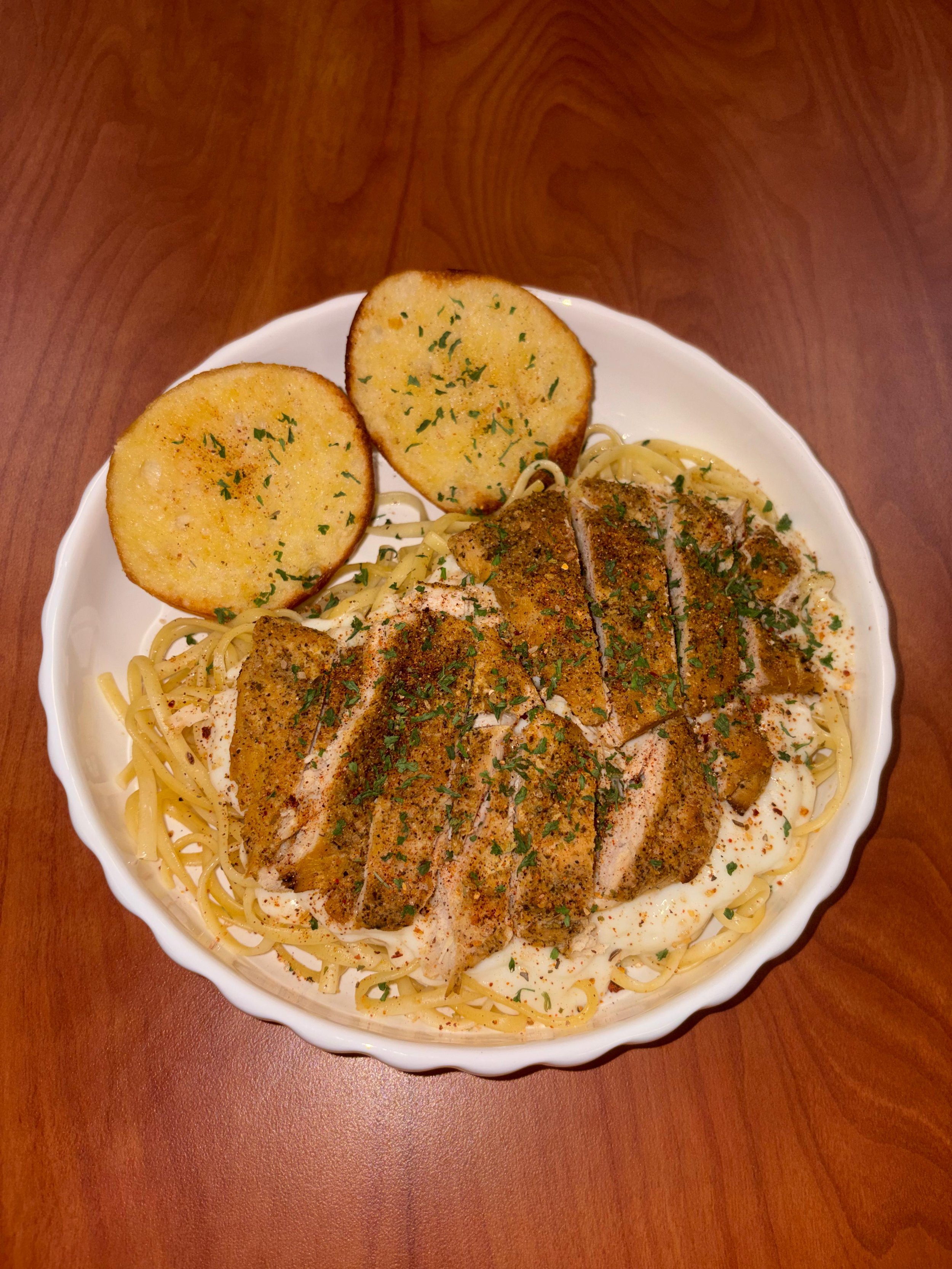 Chicken Alfredo pasta with garlic bread