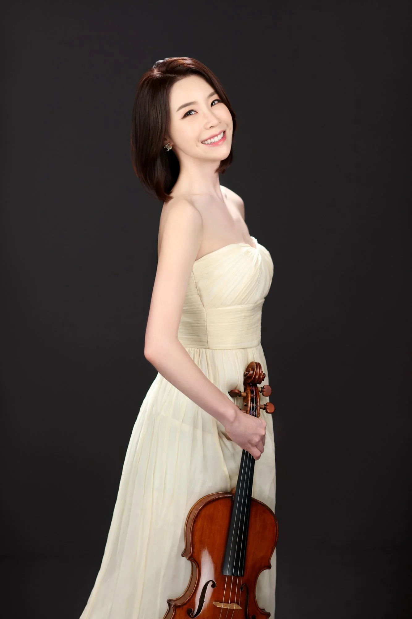 04-amy-dahm-huh-ivory-gown.jpg