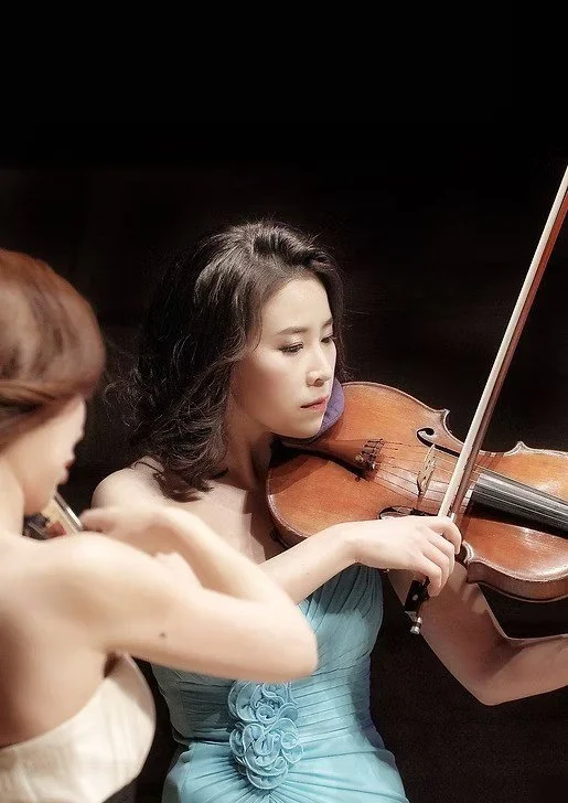 Amy Dahm Huh performing chamber music on viola