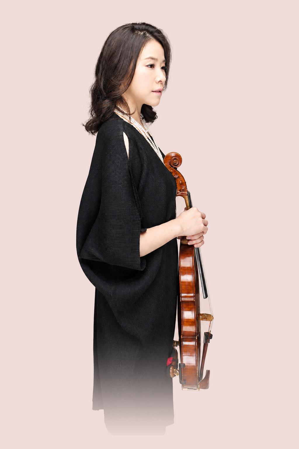 Violist Amy Dahm Huh in profile, holding her viola