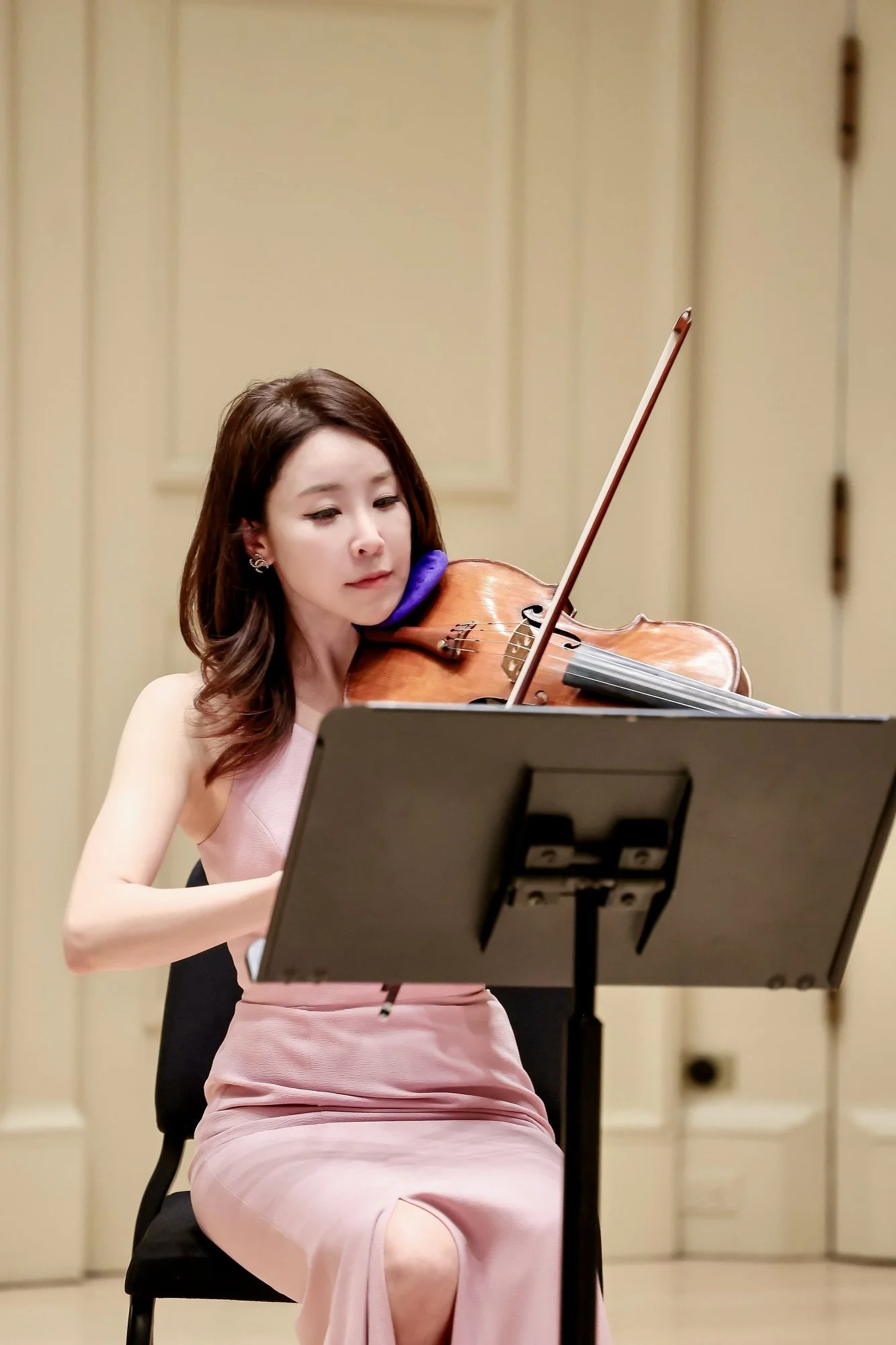 Amy Dahm Huh performing on viola