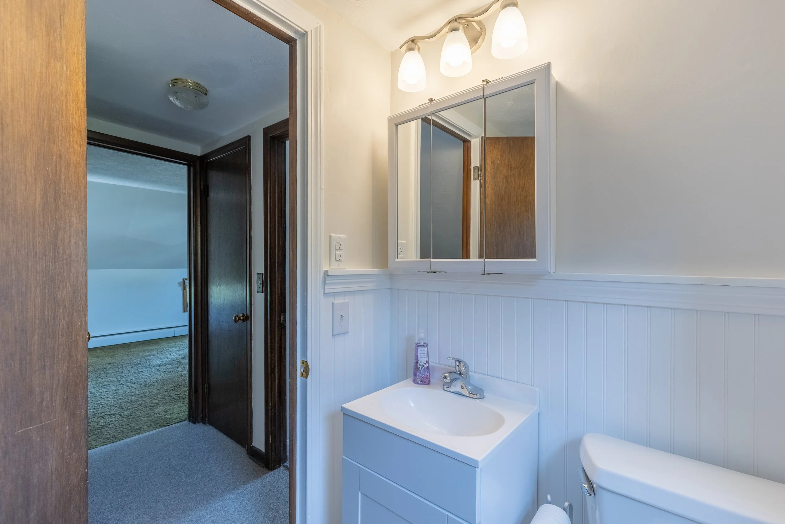 bathroom_2.jpg