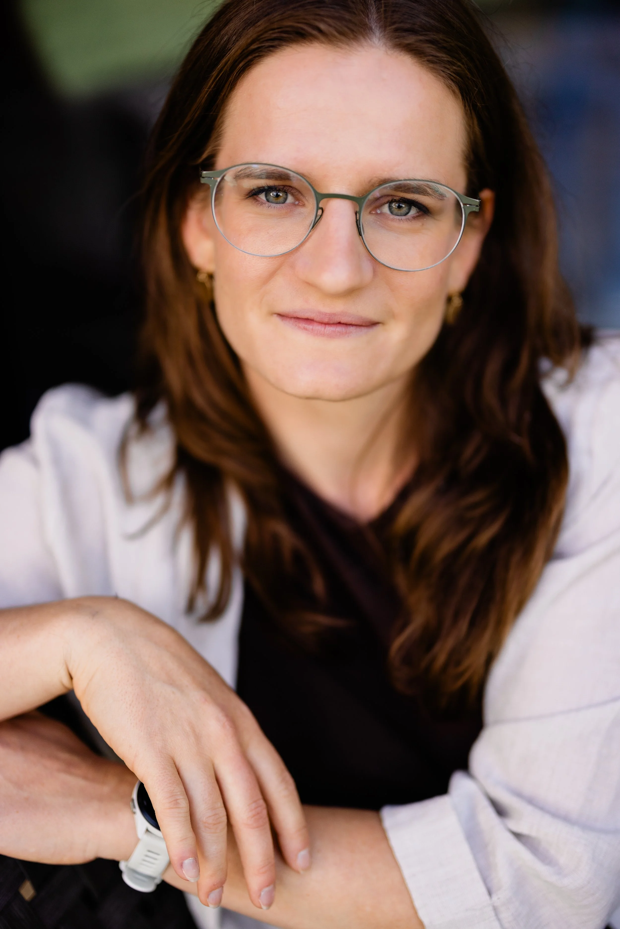 Portrait-Inge-Falter-mit-Blick-in-die-Kamera