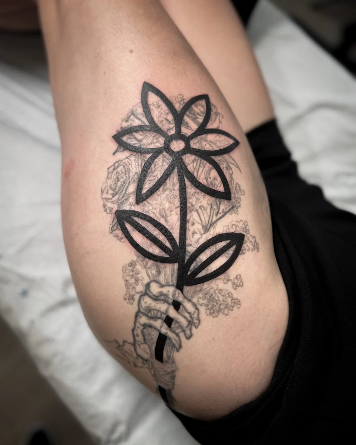 Freehand Blast over for Brie 💐 I love the way we incorporate the original tattoo in this. I haven&rsquo;t stopped thinking about it 😊💕
Made at @twicerabbittattoo 

Books are open for May + June in Los Angeles 
Submit a form to book or DM me if you