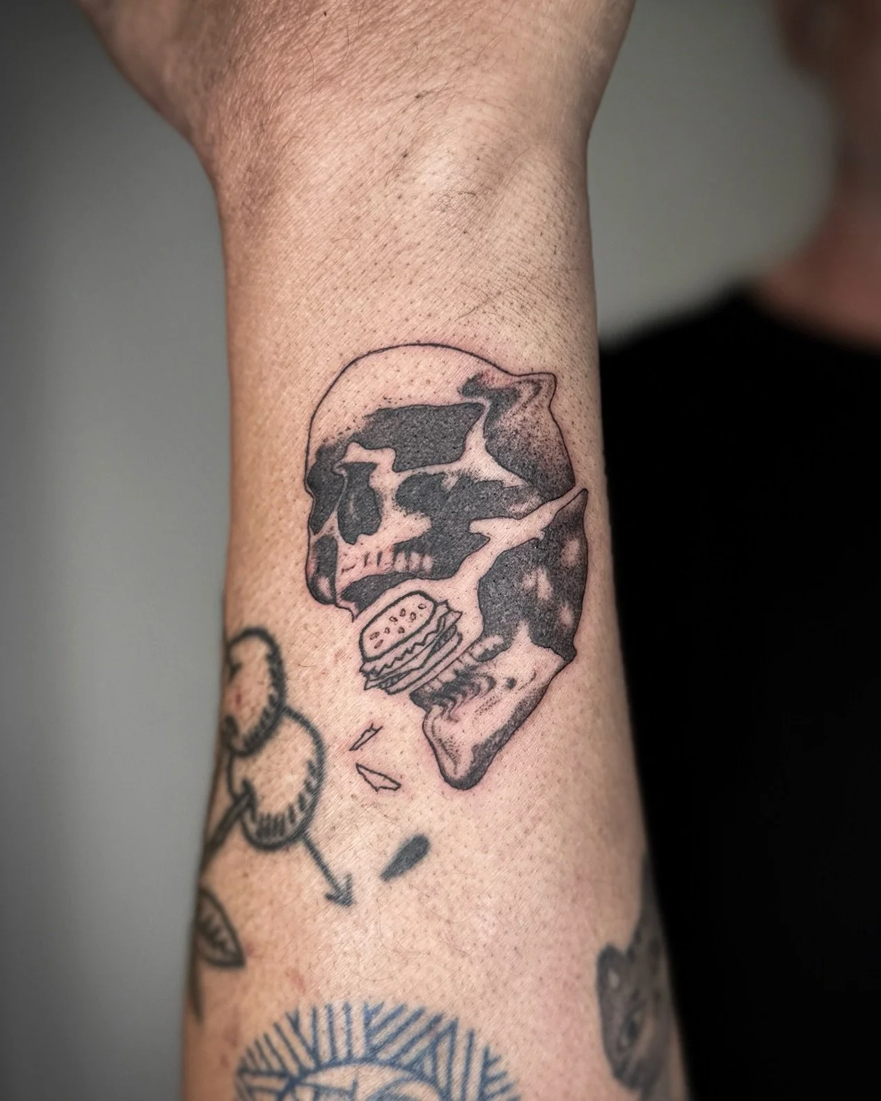 💀🍔 Modified from my flash for Nathan
Made at @twicerabbittattoo 

Booking June &amp; July in Los Angeles!
Flash or customs! Big or small! I&rsquo;d love to work with you. Head over to www.bekindcassie.com to book ✨