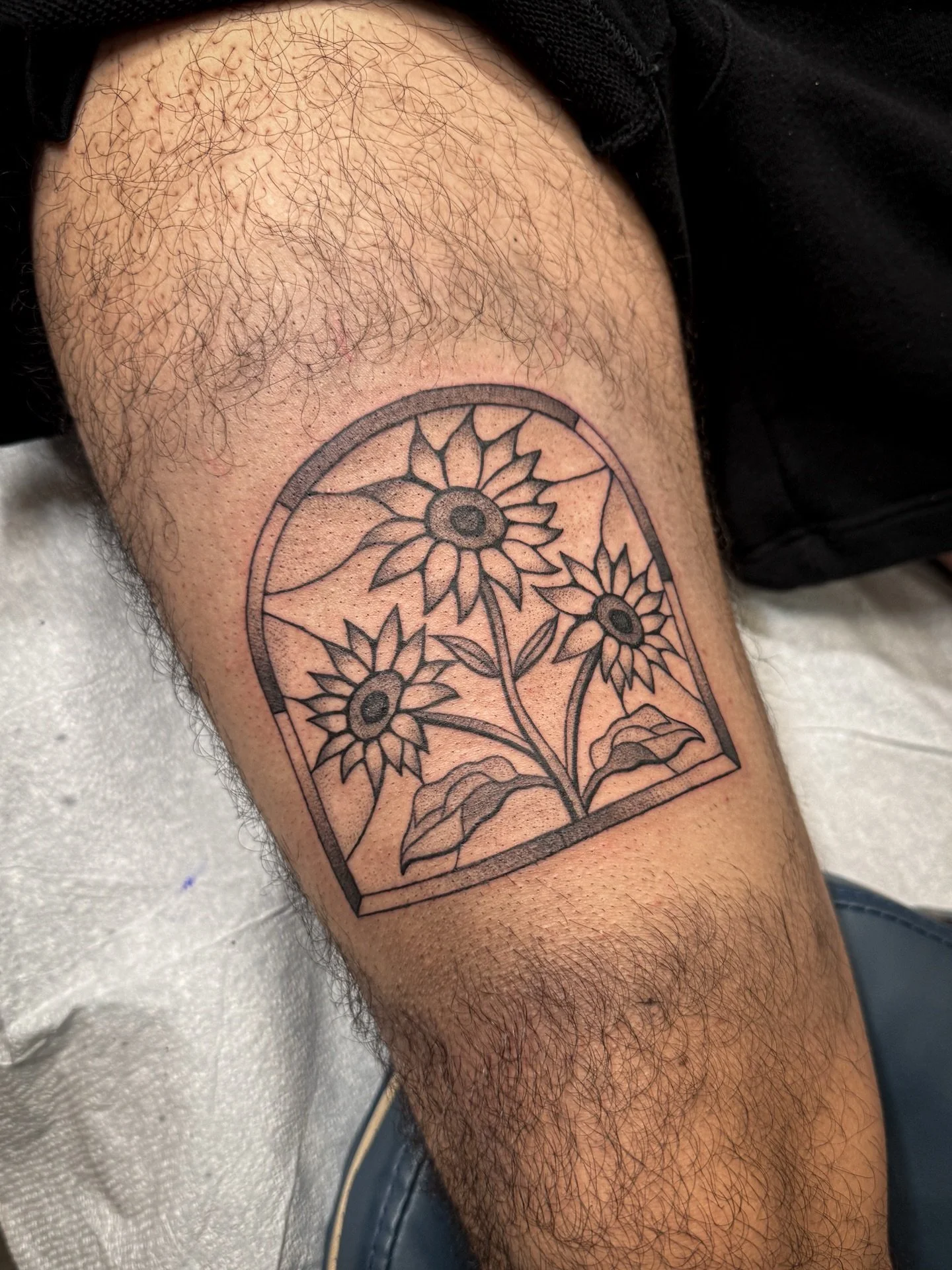 Custom Sunflower stained glass for @brrianrueda 🌻
Made at @twicerabbittattoo 

I will never tire of making these pieces ✨ would love to do more 🙏