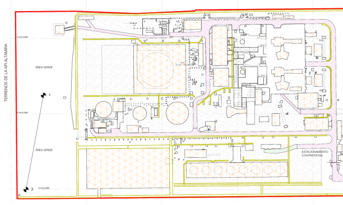 Plano arquitectónico con diferentes áreas, caminos y estructuras delineadas en colores y detalles técnicos, incluyendo zonas verdes y estacionamiento.