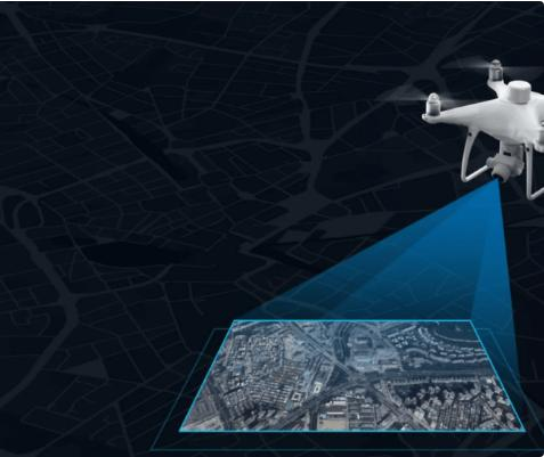Dron equipado con una cámara que proyecta una vista aérea en un mapa digital.
