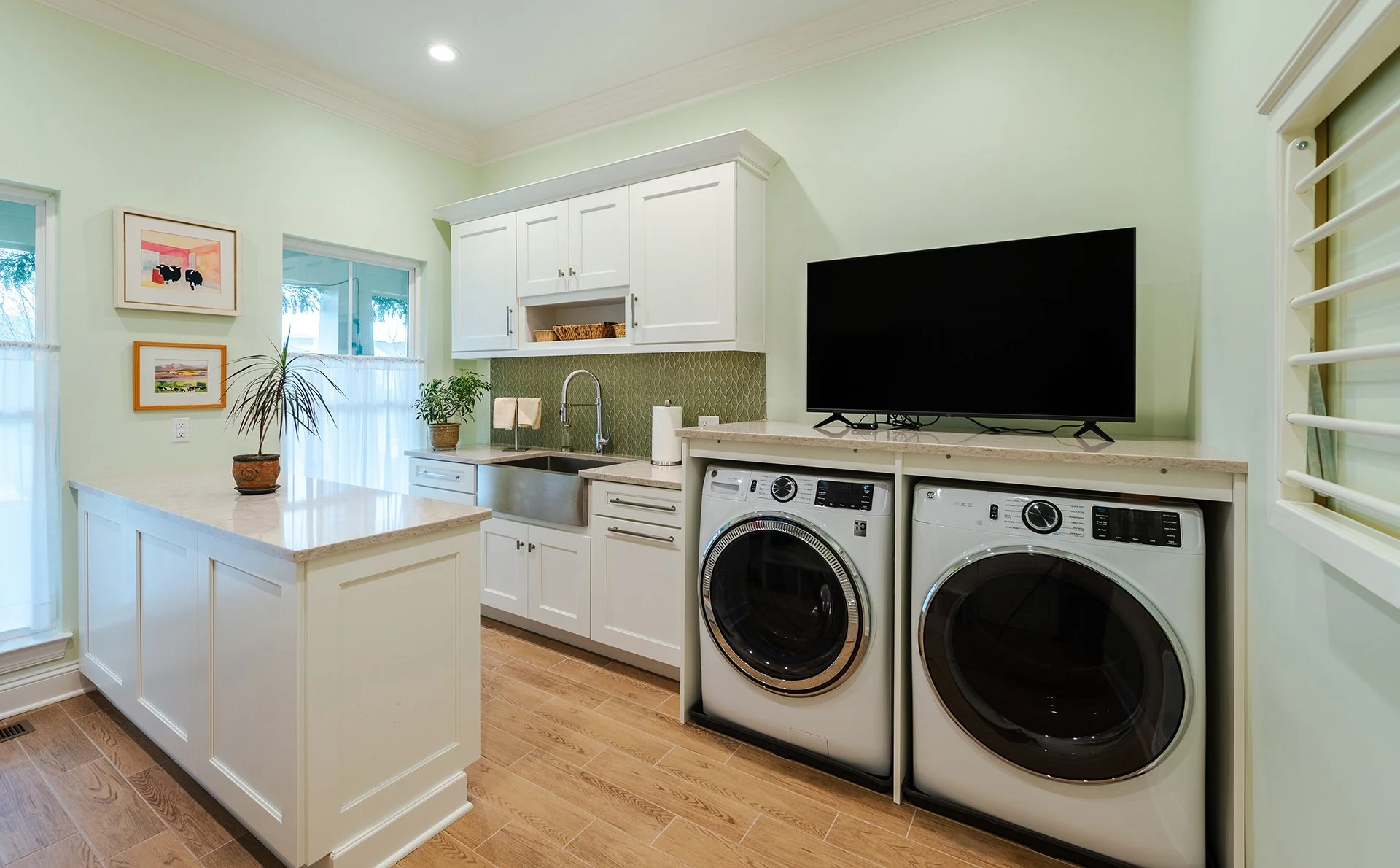  Interior, Cabinets 
