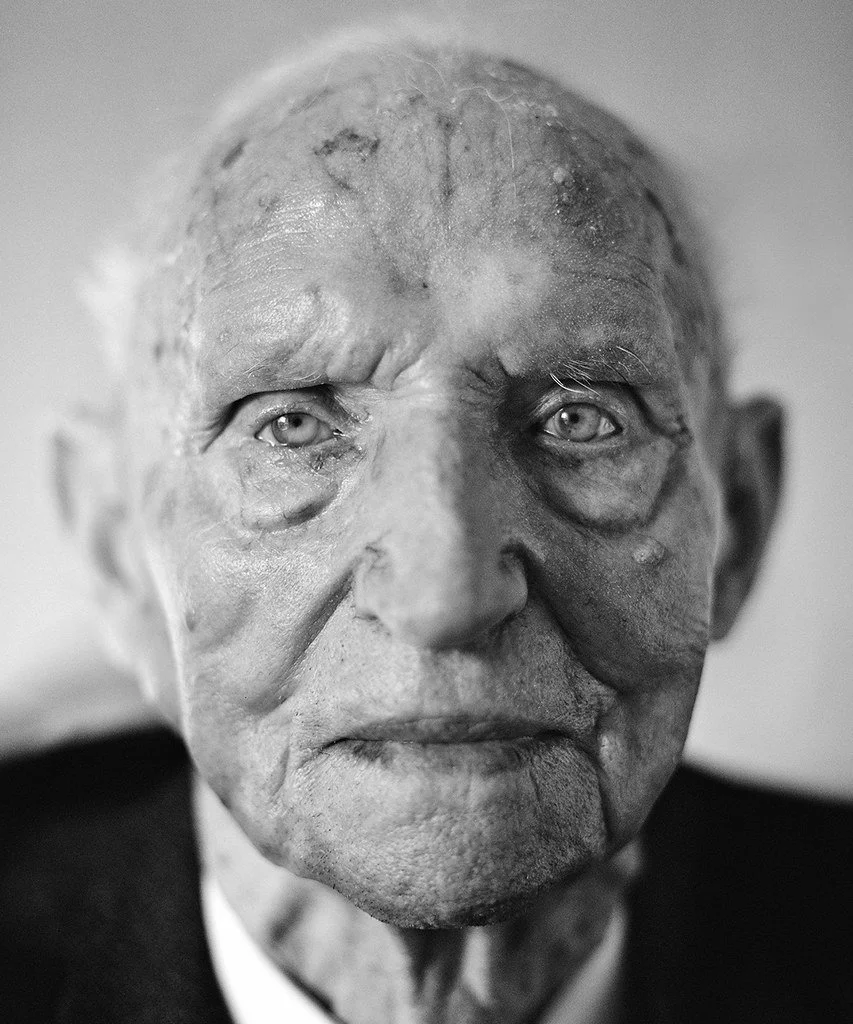 Herr Dörner. Mit 107 Jahren seinerzeit der zweitälteste Mann Deutschlands. Porträt für die Rhein-Zeitung.