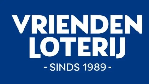 Logo van Vrienden Loterij met blauwe achtergrond en witte tekst, datum sinds 1989.