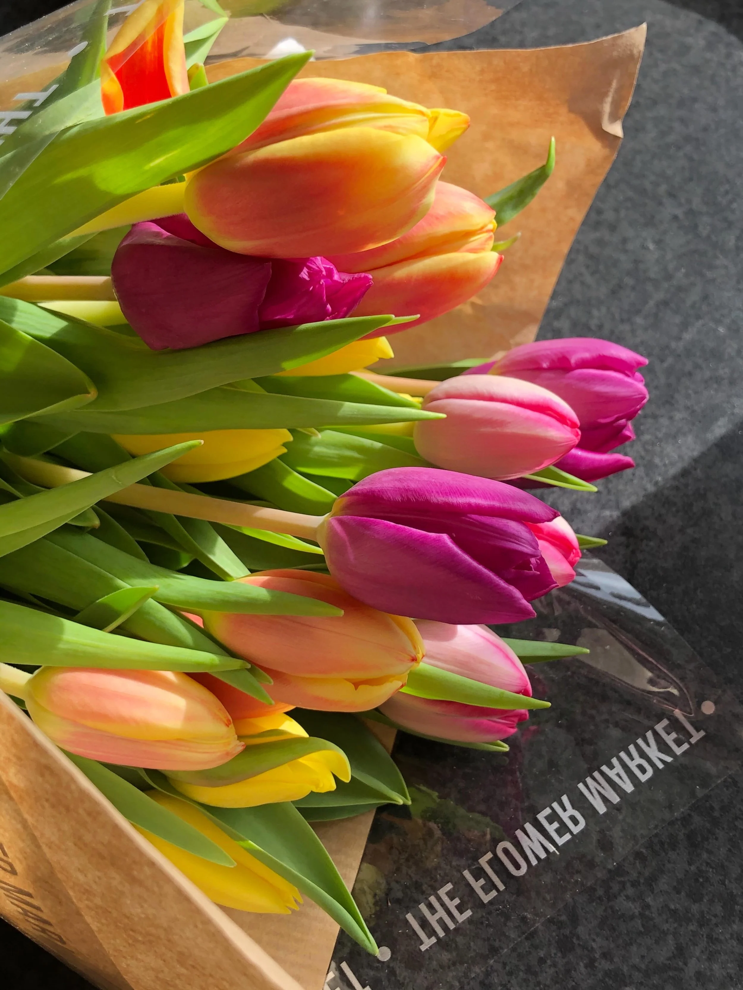 The variety of colours in tulips is my favourite💐

#pressedflowerart #pressedflowers #bouquetpreservation #flowerpressing #wallart