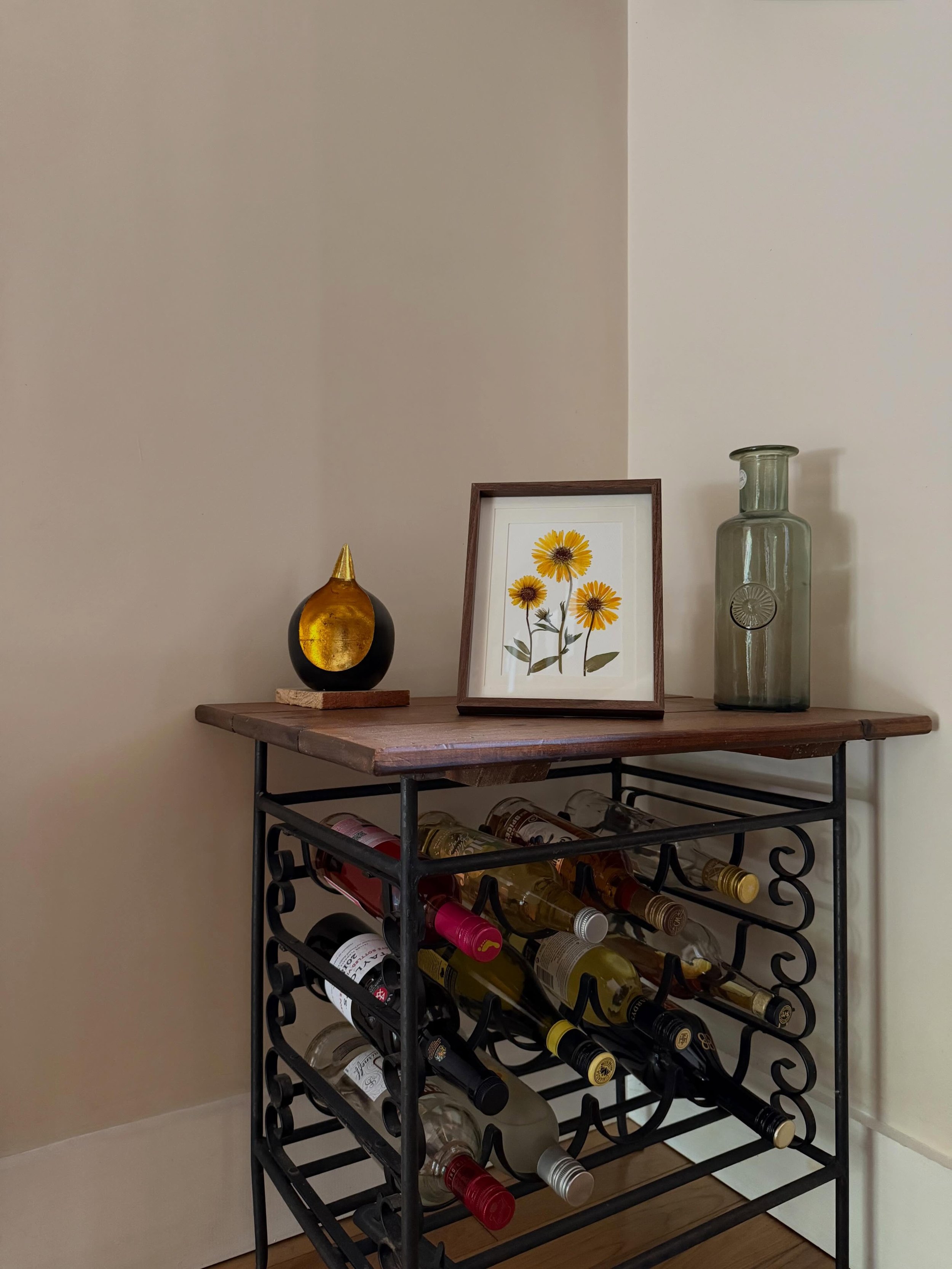 Pressed Calendula Piece || Handmade Pressed Real Flower Art Piece in Frame|| Available to Purchase, just DM. 

Price- &pound;32.10 (including postage) 
Dimensions- 9.5 x 7.5 inches

If you would like to purchase this piece please DM me or you can buy