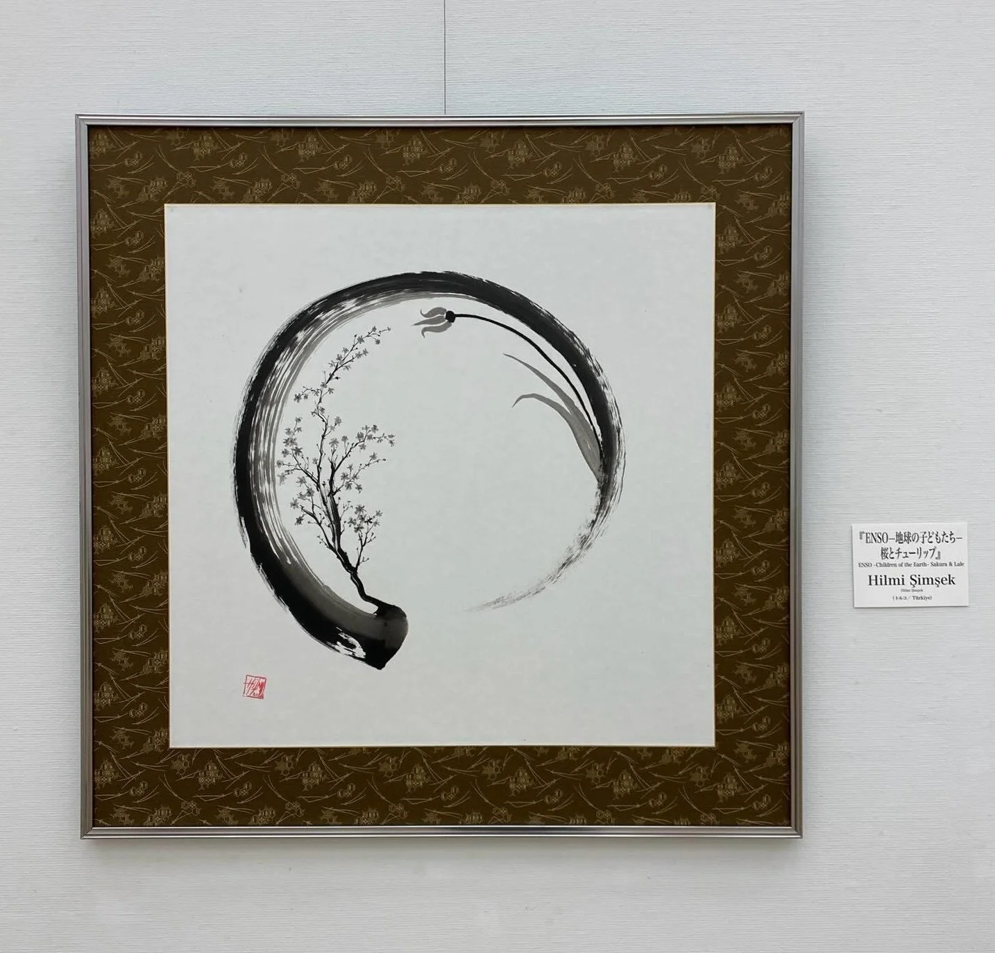 Hilmi Şimşek, Children of the Earth – Sakura and Tulip, sumi-e ensō painting with sakura and tulip forms, selected for the 25th International Sumi-e Association Exhibition, Tokyo, 2026.