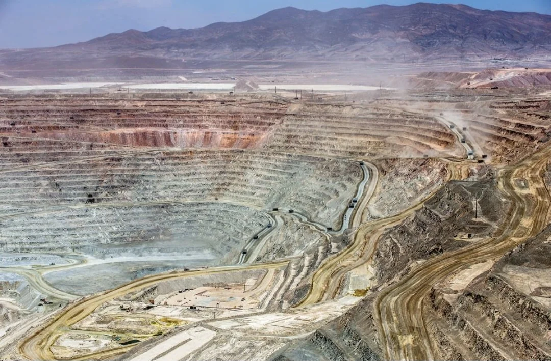 fotografía desde el aire de el rajo de una gran minera de cobre 