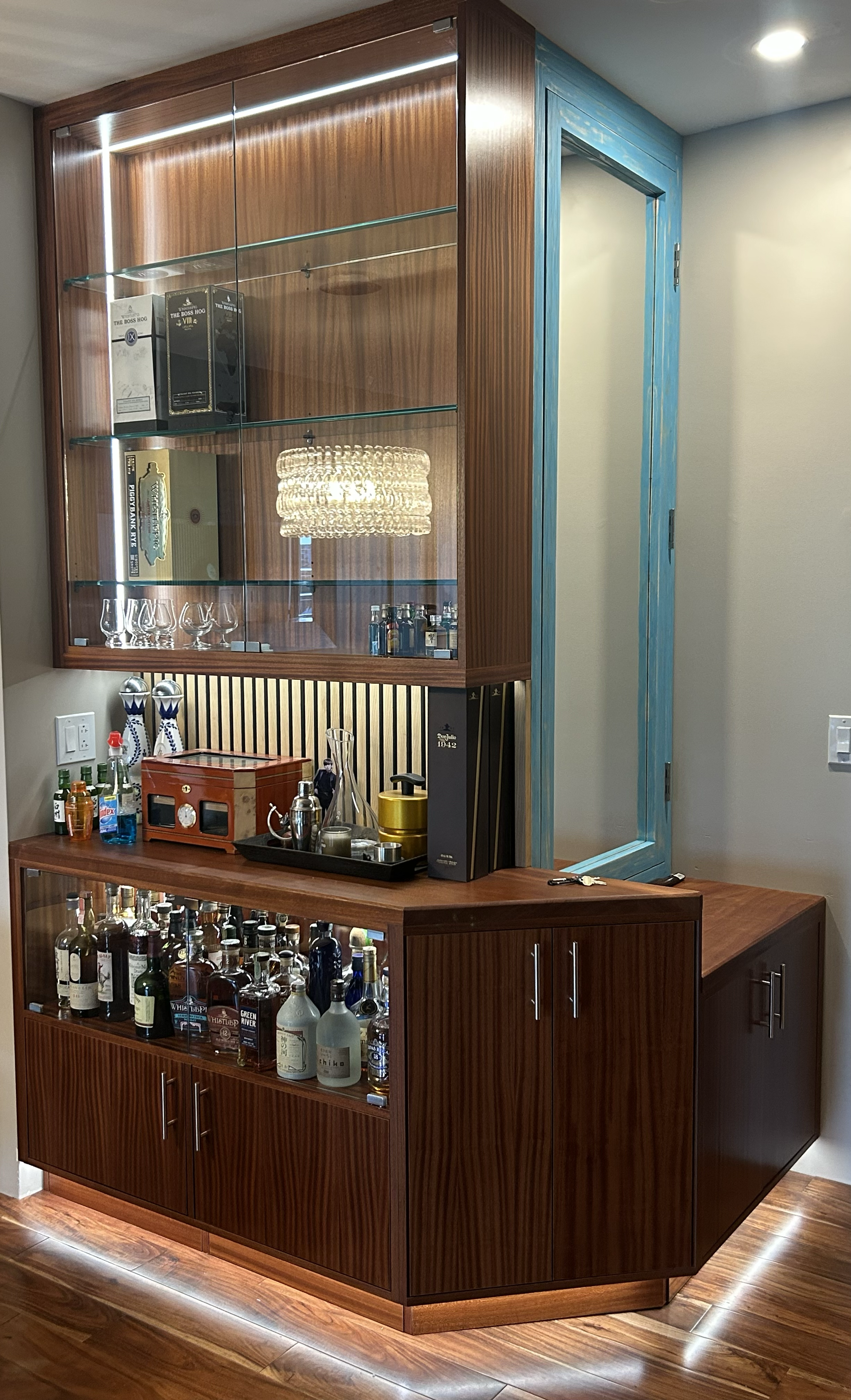 Custom Built-Ins & Entertainment Center
Transforming everyday spaces with custom craftsmanship. This project features a custom entertainment center and built-in bar, designed and fabricated to maximize storage while creating a clean, seamless look. R