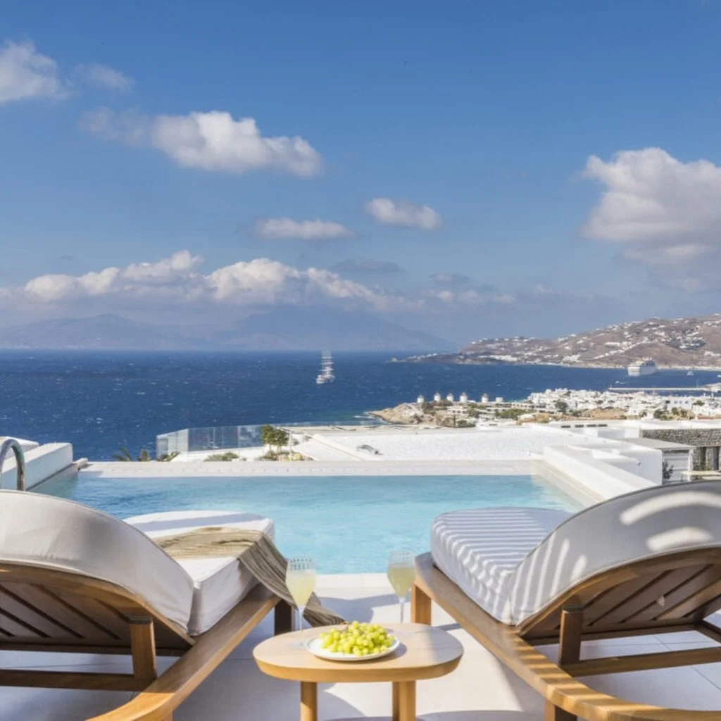 Es gibt Hotels auf Mykonos &mdash; und dann gibt es das Myconian Naia ✨🇬🇷

Hoch &uuml;ber Mykonos-Stadt gelegen, erwartet dich hier ein luxuri&ouml;ses Hideaway mit einem unglaublichen Blick &uuml;ber die &Auml;g&auml;is. Die Atmosph&auml;re? Ruhig