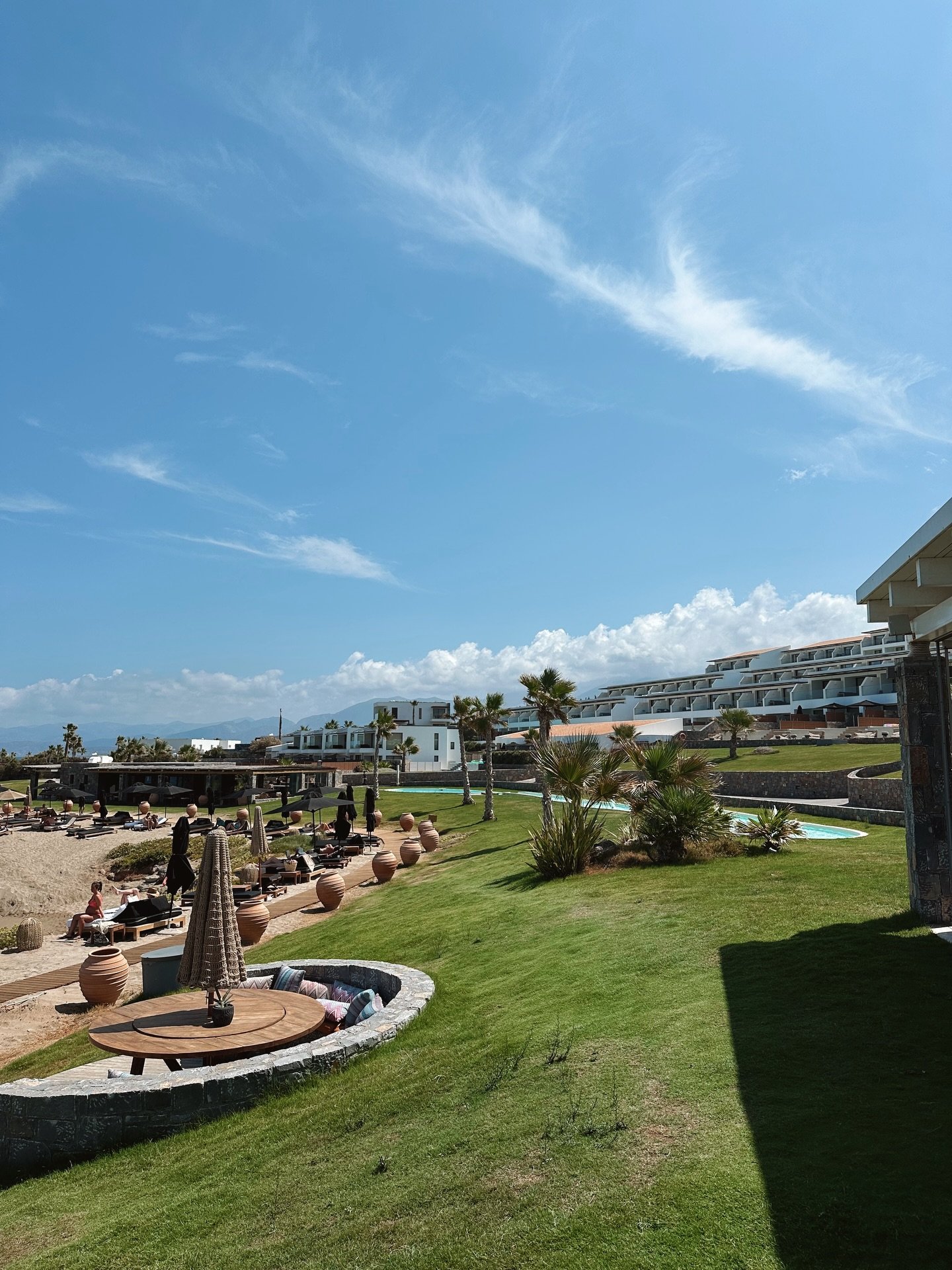 Abaton Island Resort &amp; Spa 🧿

*unbezahlte Werbung* 
Direkt am Meer gelegen, verbindet das Resort modernes Design mit einer unglaublich ruhigen, warmen Atmosph&auml;re. Obwohl das Hotel von hellem Stein, sanften Naturt&ouml;nen und viel Wei&szlig