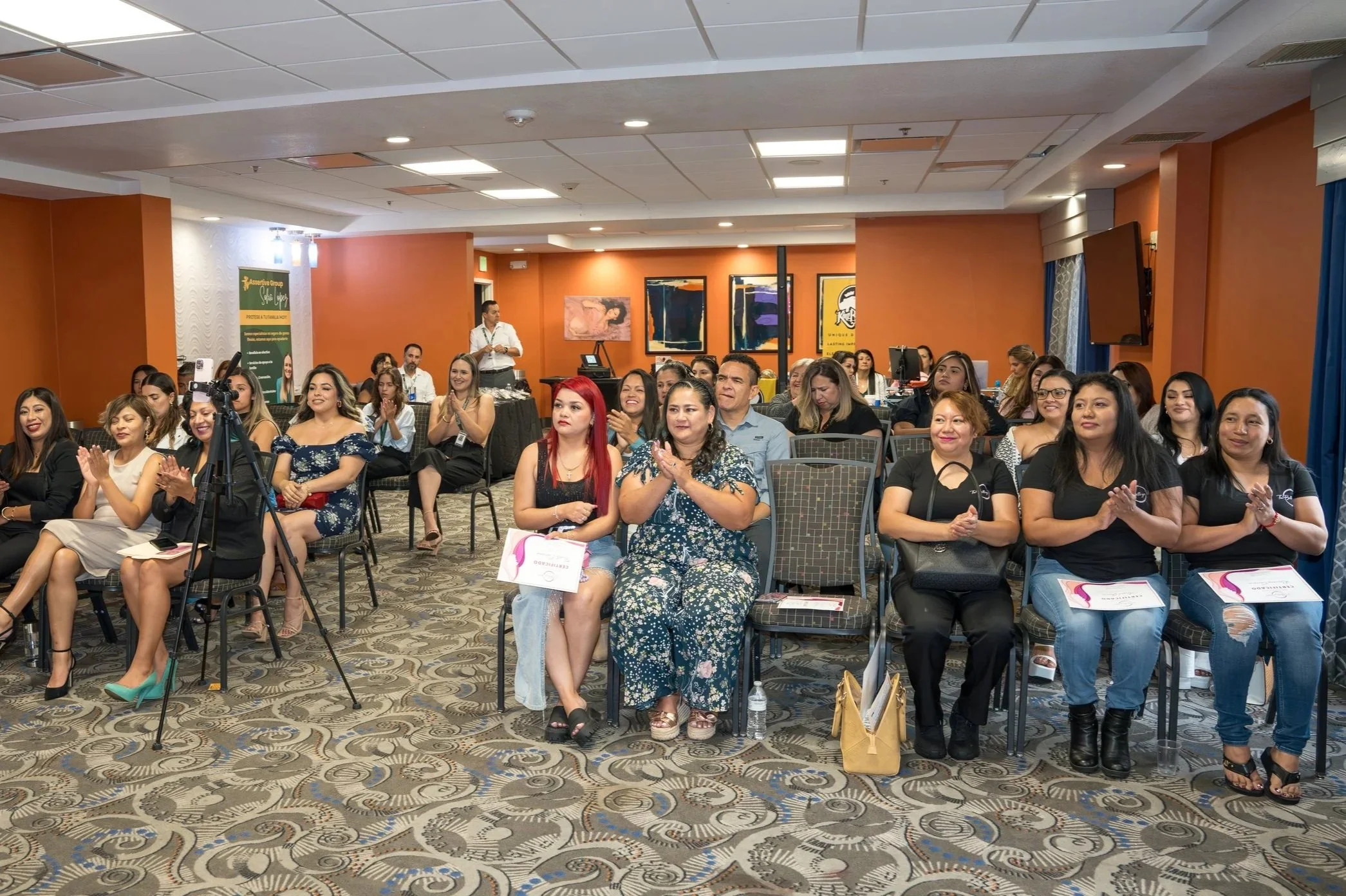 Participantes durante una conferencia de crecimiento personal y bienestar integral