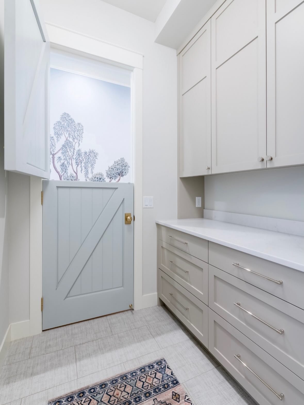 Sun-soaked days, light-filled spaces ☀️ Time to bring out the summer whites and let every room breathe. Think soft textures, natural light, and that effortless, airy feel. At Lake Studio Design, we&rsquo;re all about creating spaces that live as easy