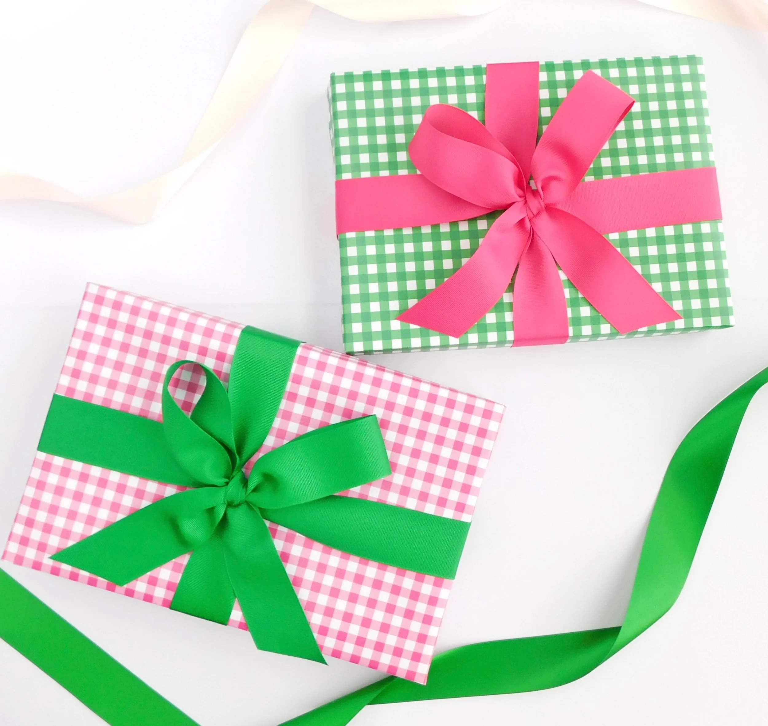 A little swap on the classic pairing. 💚💗

Emerald Check and Peony Check, crossed over with the opposite ribbon for a playful twist on a familiar favorite. Sometimes the best part of a gift is a small, unexpected detail.

📍 Fort Worth, TX | Coming 