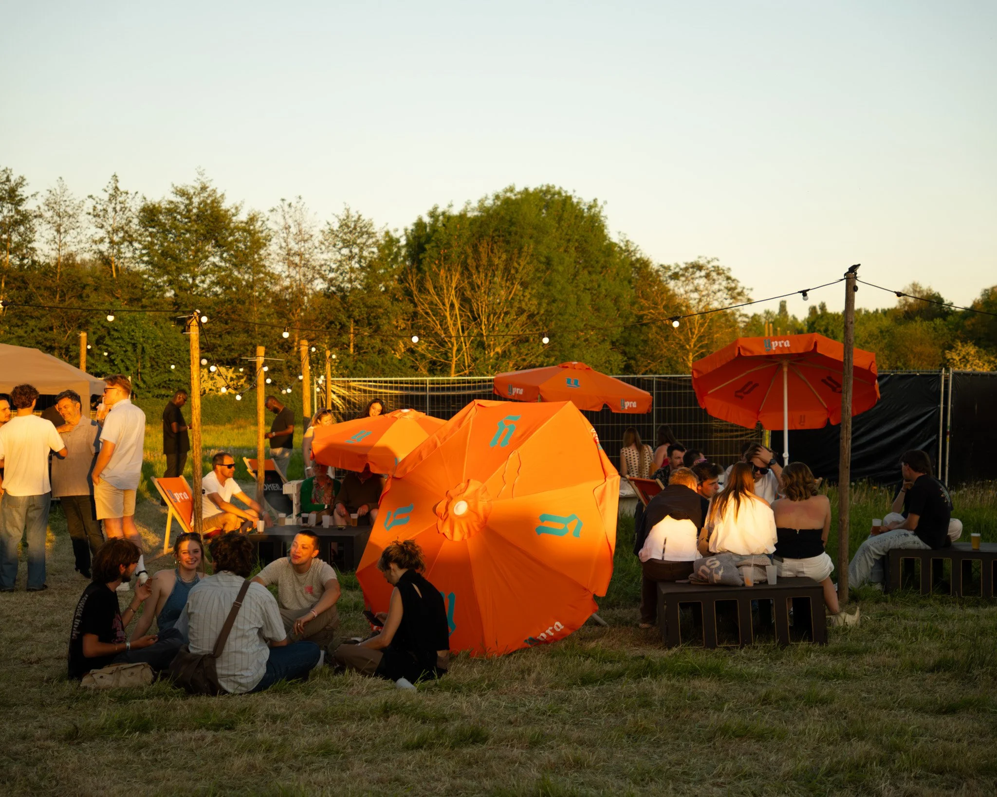 Een gast geniet van ambachtelijke IcyBites Rolled Ice als verrassend en interactief dessert tijdens een sfeervol trouwfeest.