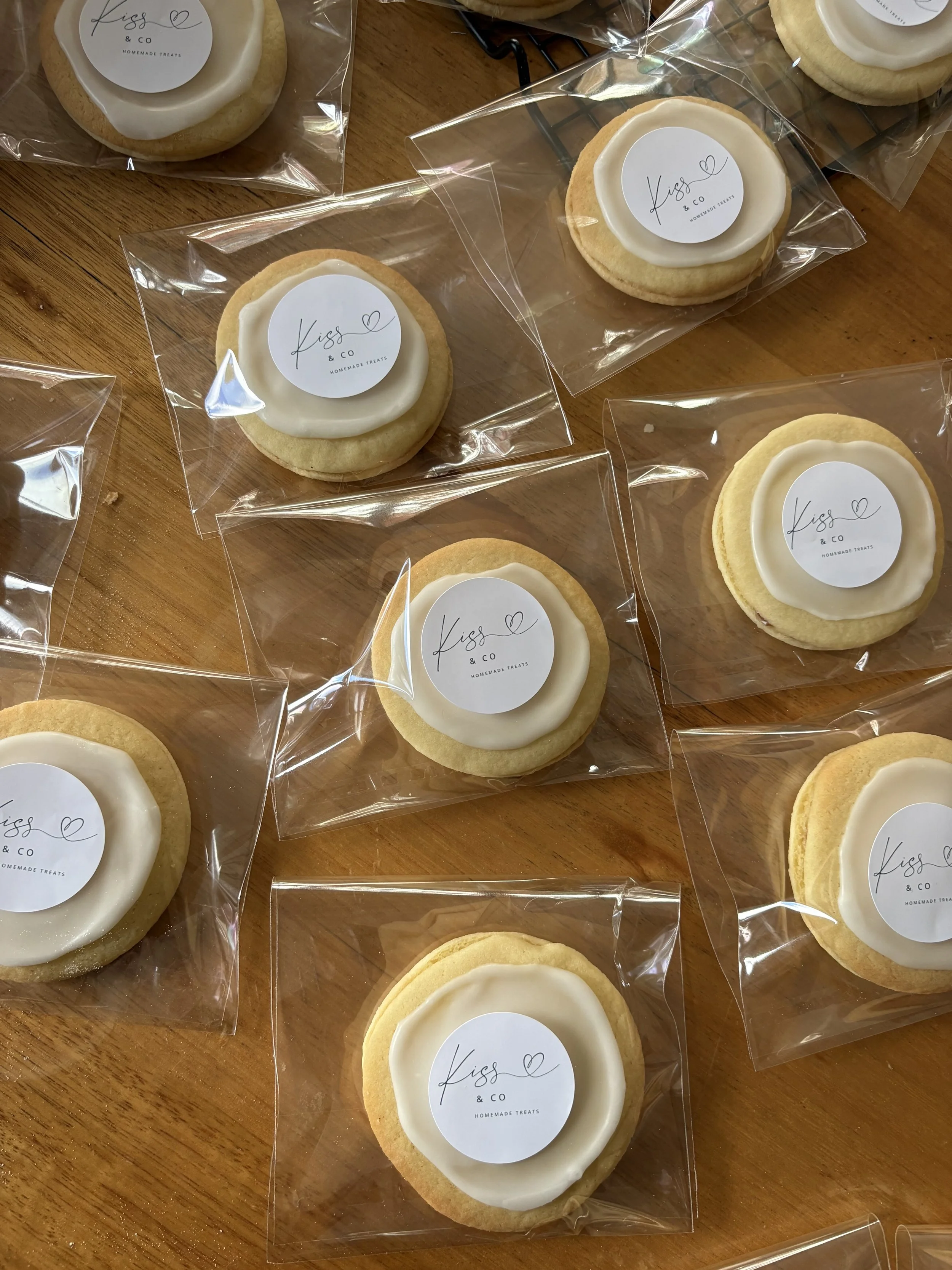 Individual kiss biscuit