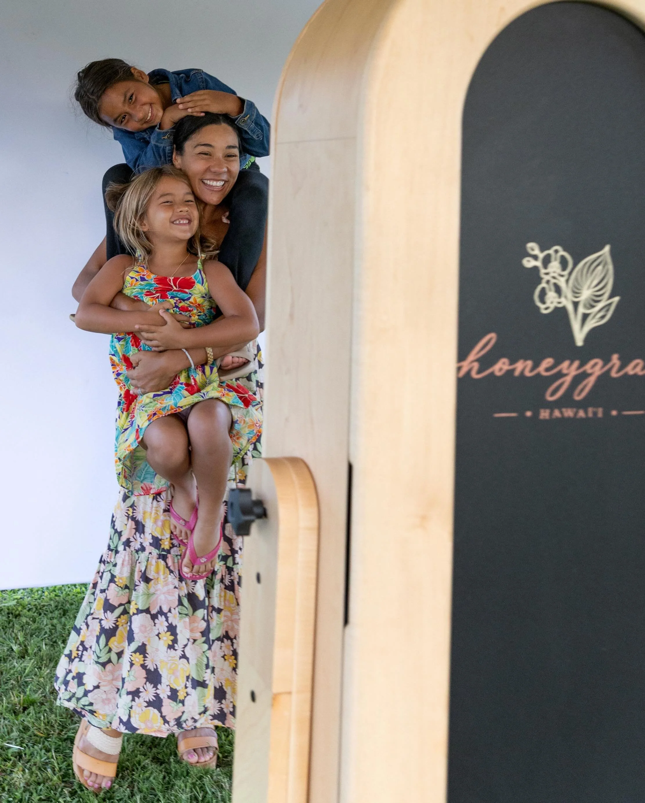 The kind of smiles that just happen on their own.  This is what Honeygram Hawaii is all about.  The contagious laughs, the silly poses, the way your kids pile on top of you just because they can. No one has to say &ldquo;cheese&rdquo; and no one has 
