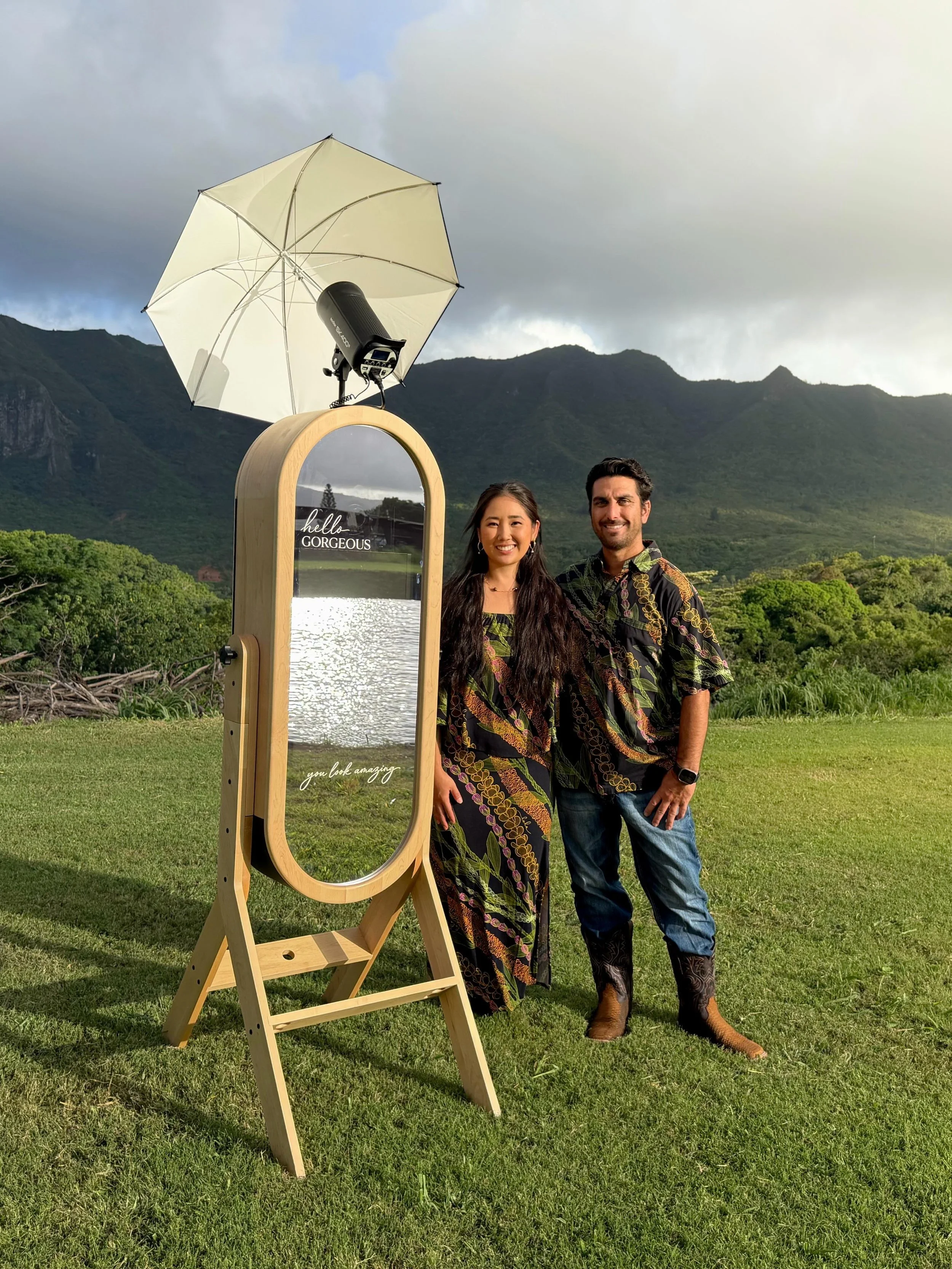 The faces behind Honeygram Hawaiʻi ✨ 

Hi everyone! We&rsquo;re Kristi and Cory. We figured it was time to properly introduce ourselves.  We started Honeygram Hawaiʻi with the intention of brining something beautiful, unique, and special to celebrati