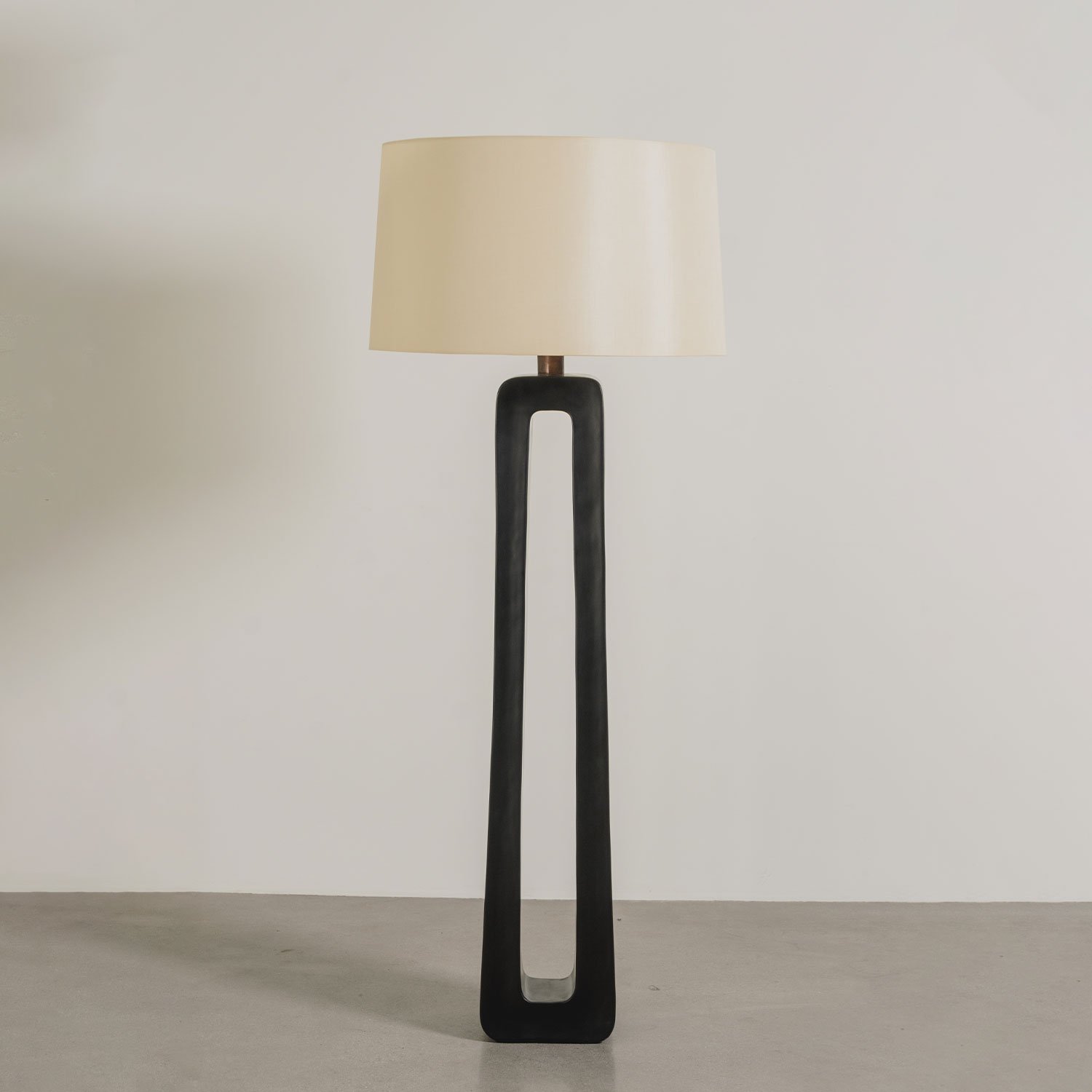 "O" Floor Lamp | Black Lacquer