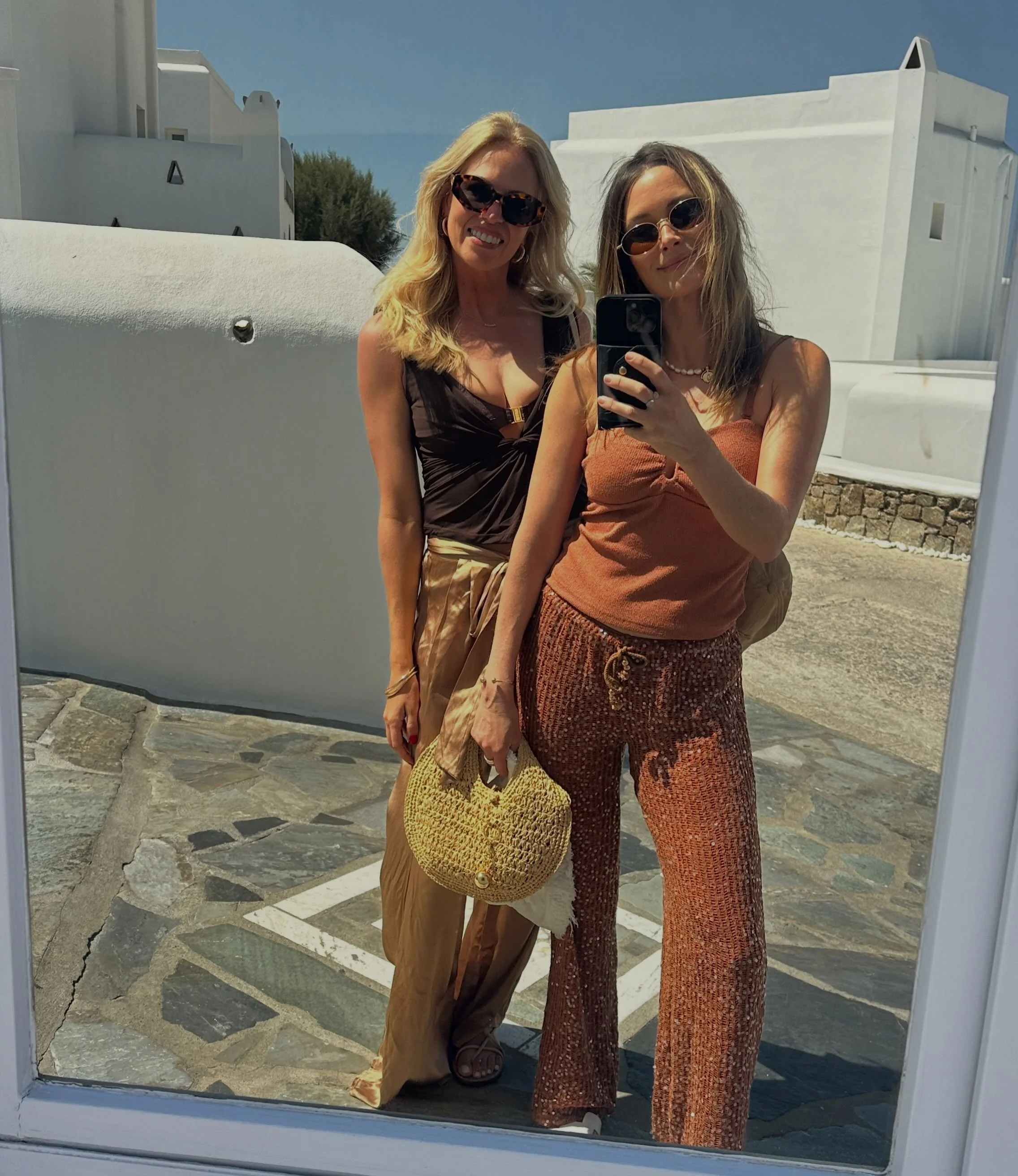 Travel bestie🥂
When it&rsquo;s been a couple of decades since you and your bestie have travelled to Mykonos&hellip; so you make it happen. 

The travel bug bit us young ;) 
Our first trip to Mykonos we stayed in backpackers and rode an Atv bike to g
