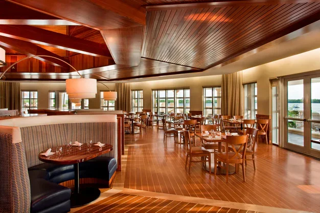 rswwi-waterfront-bar-6624-hor-clsc.webp