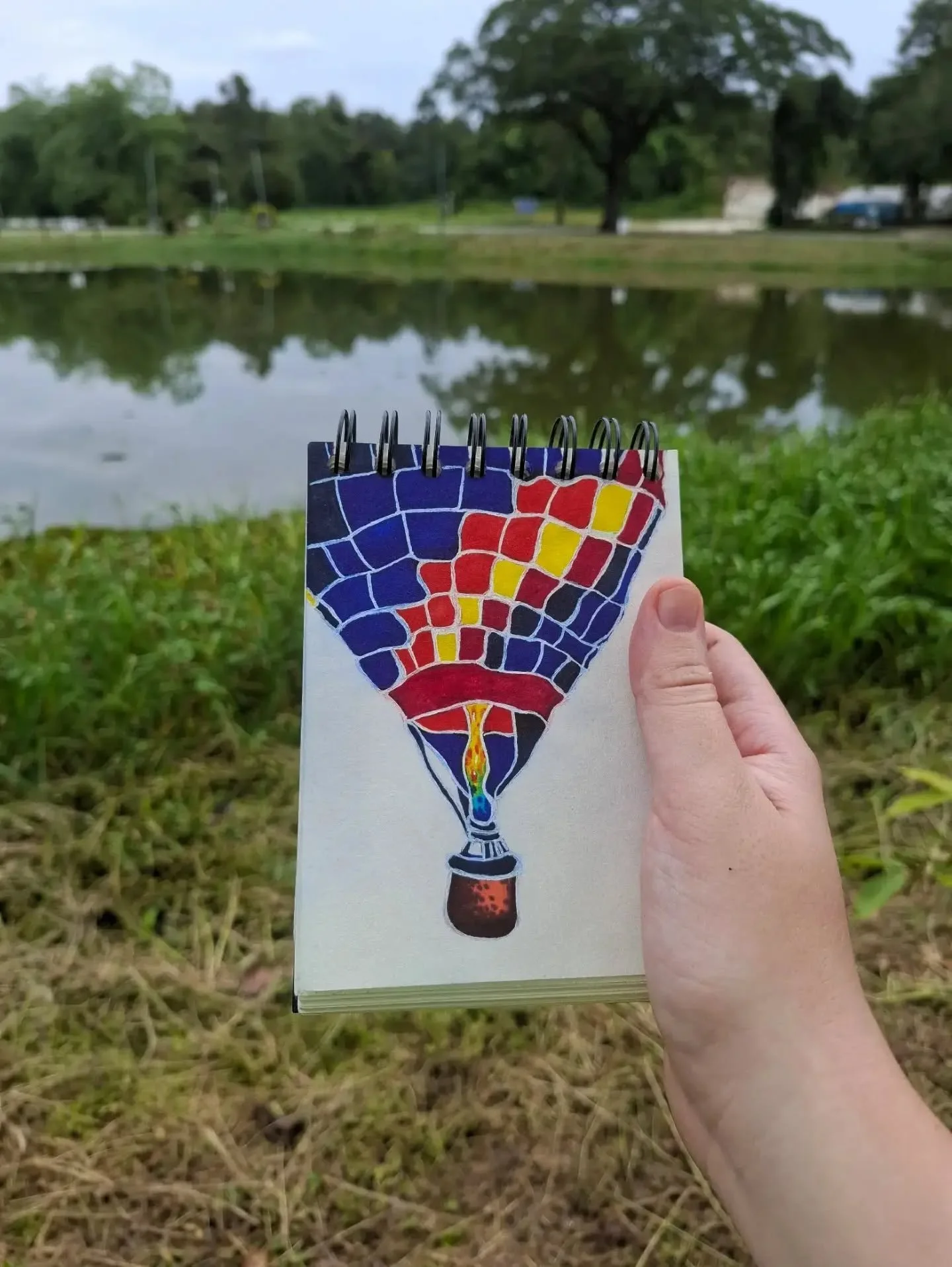 I drew a hot air balloon! 

I went on a very fun hot air balloon ride recently so I decided to draw it!

I used sharpies and white pen.

Alice 💙

#thailand #sketchbook #hotairballoon