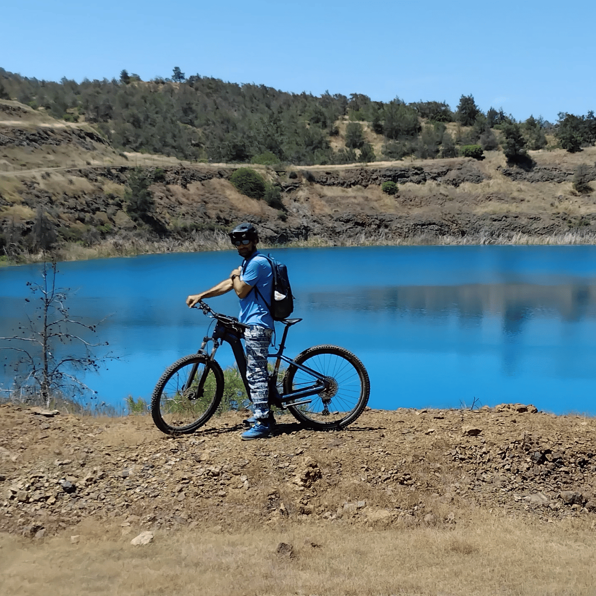 Man on a mountain bike in front of a lake